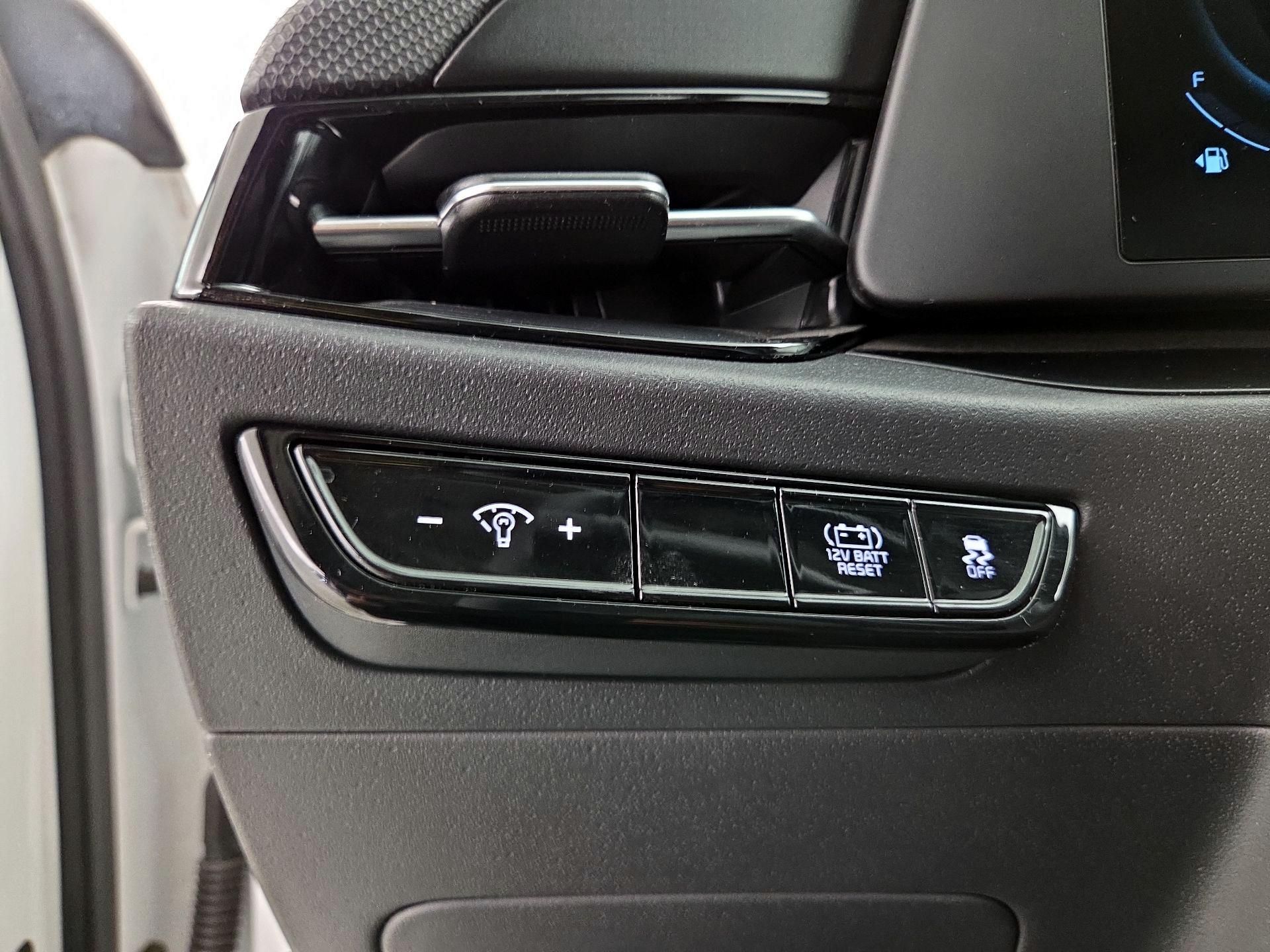 Thumbnail: 2023 Kia Niro - 13