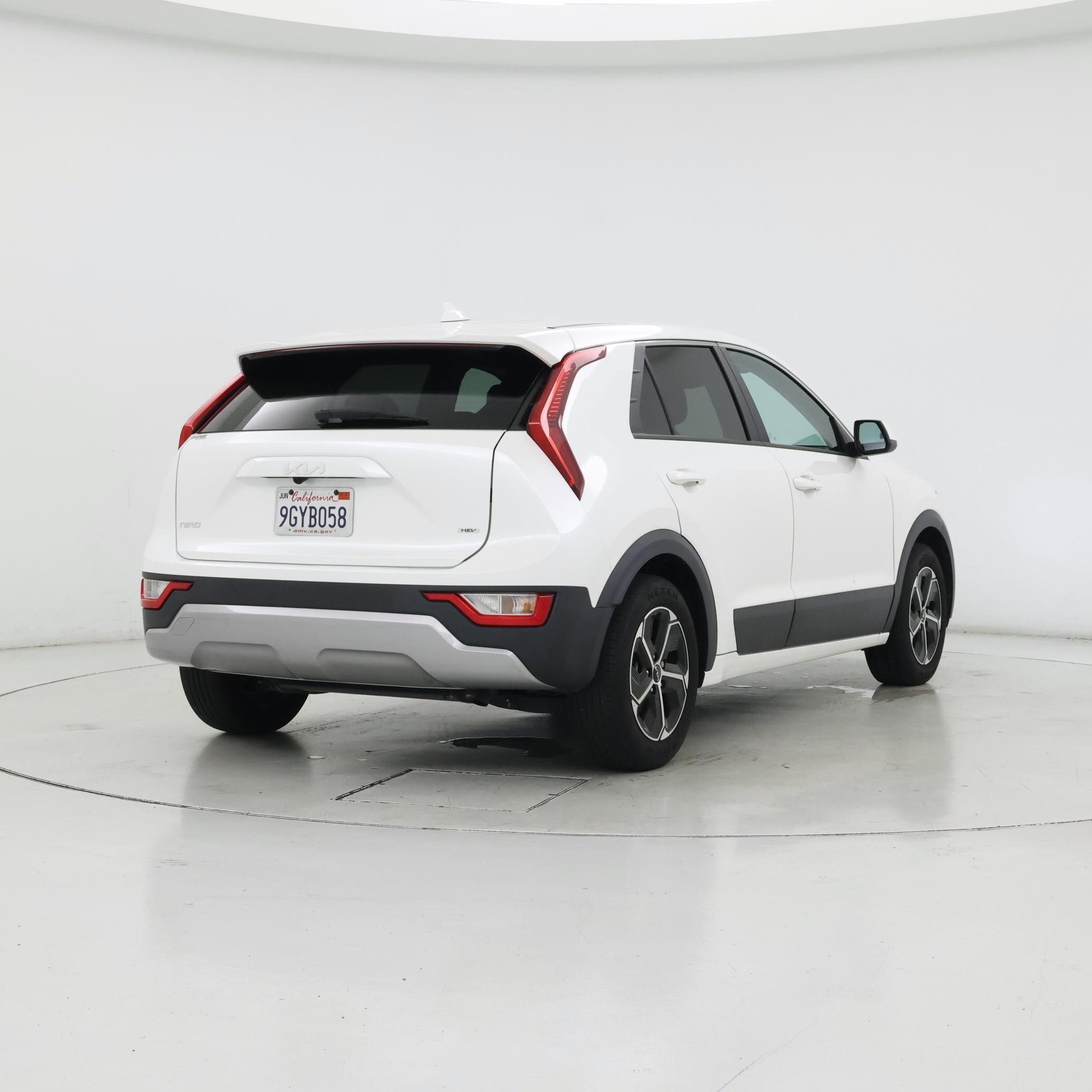 Thumbnail: 2023 Kia Niro - 8