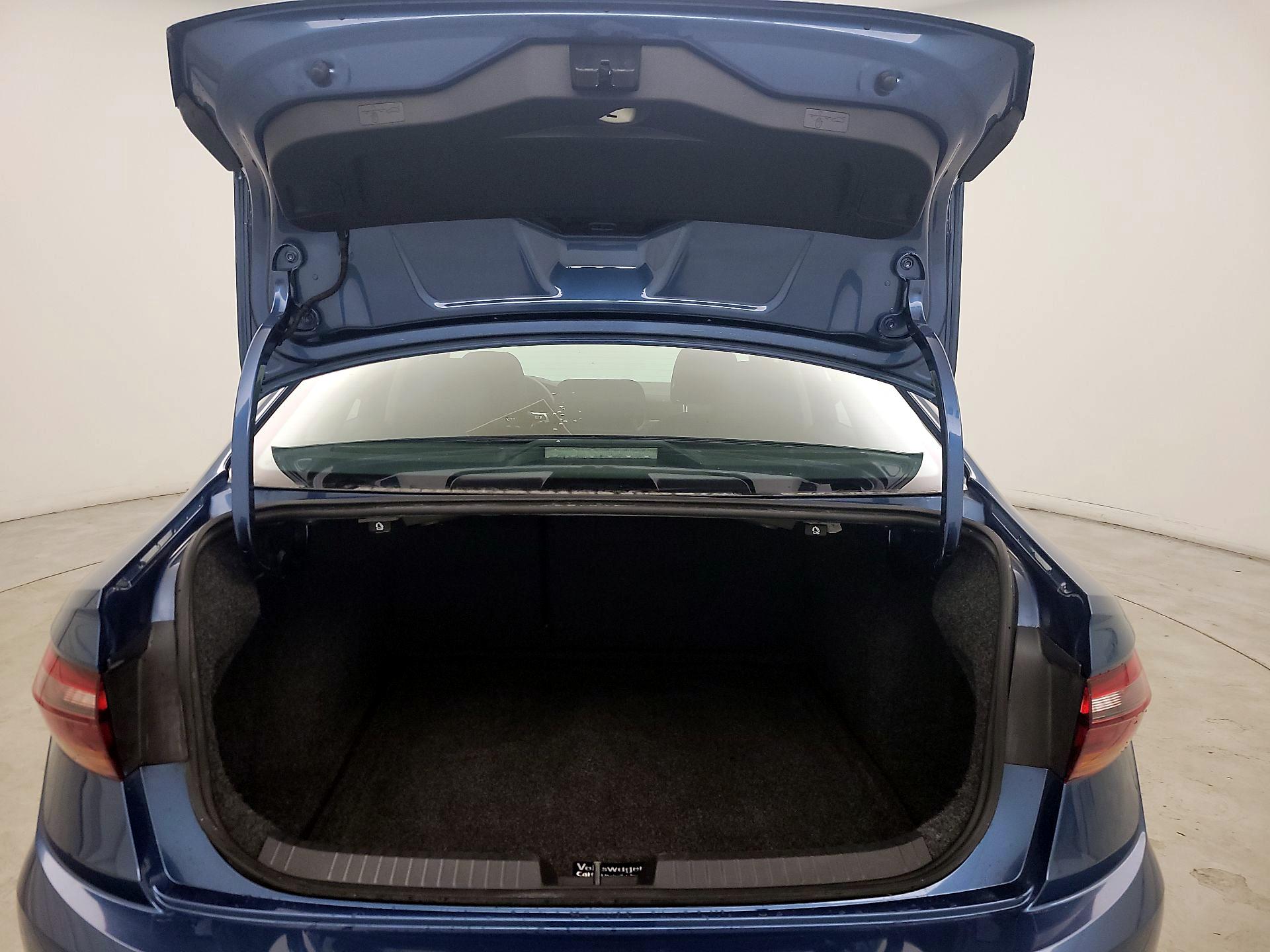Thumbnail: 2019 Volkswagen Jetta - 18