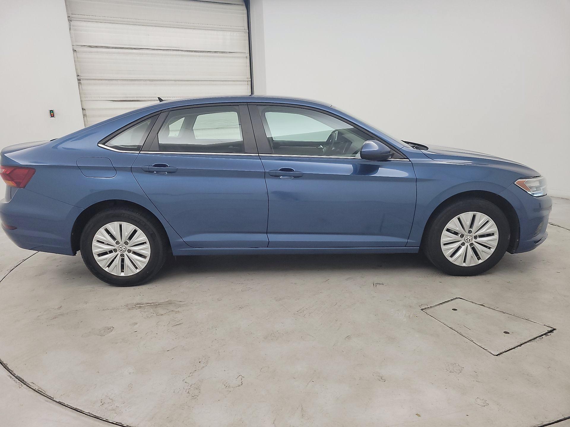Thumbnail: 2019 Volkswagen Jetta - 4