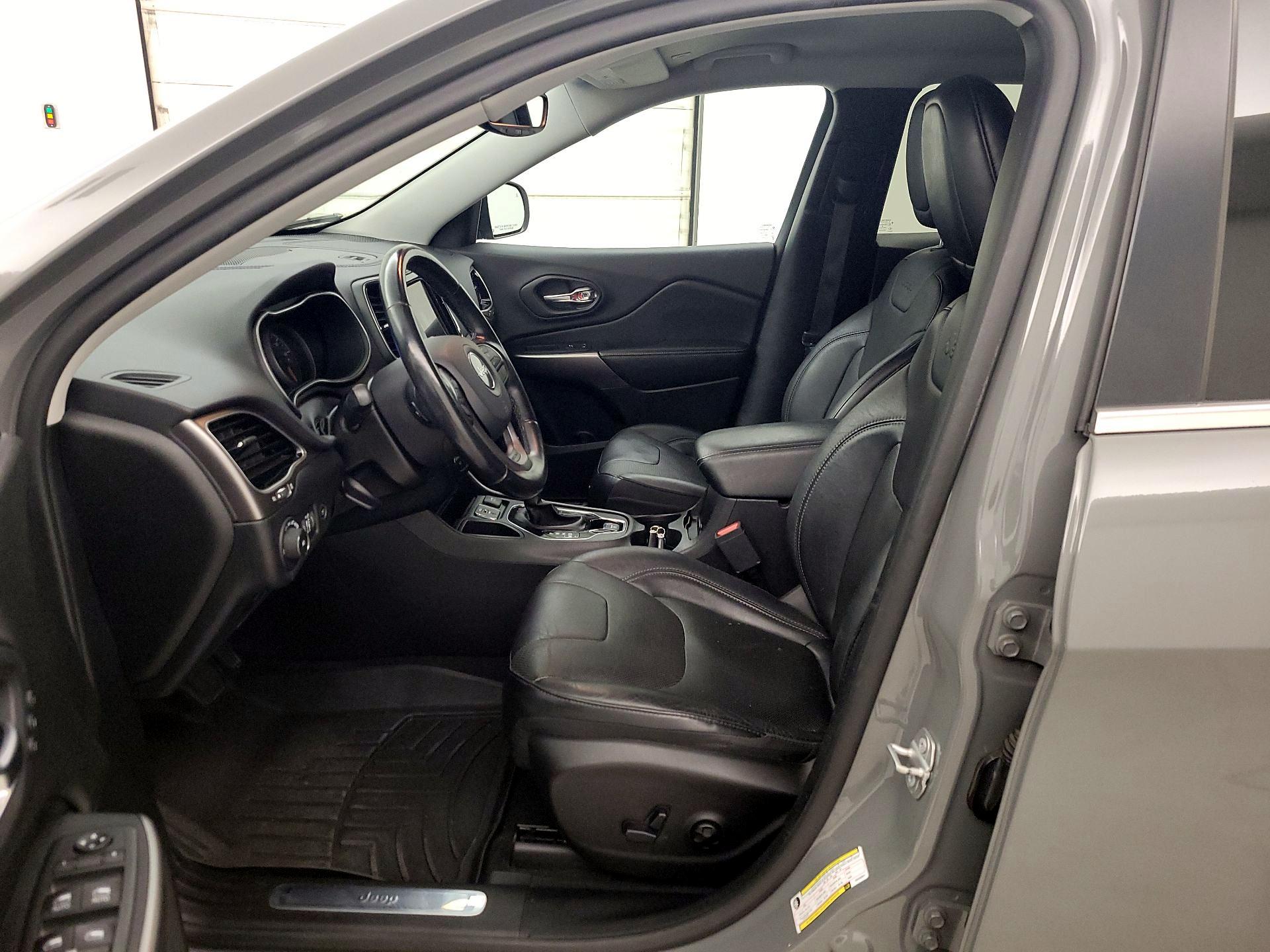 Thumbnail: 2019 Jeep Cherokee - 11