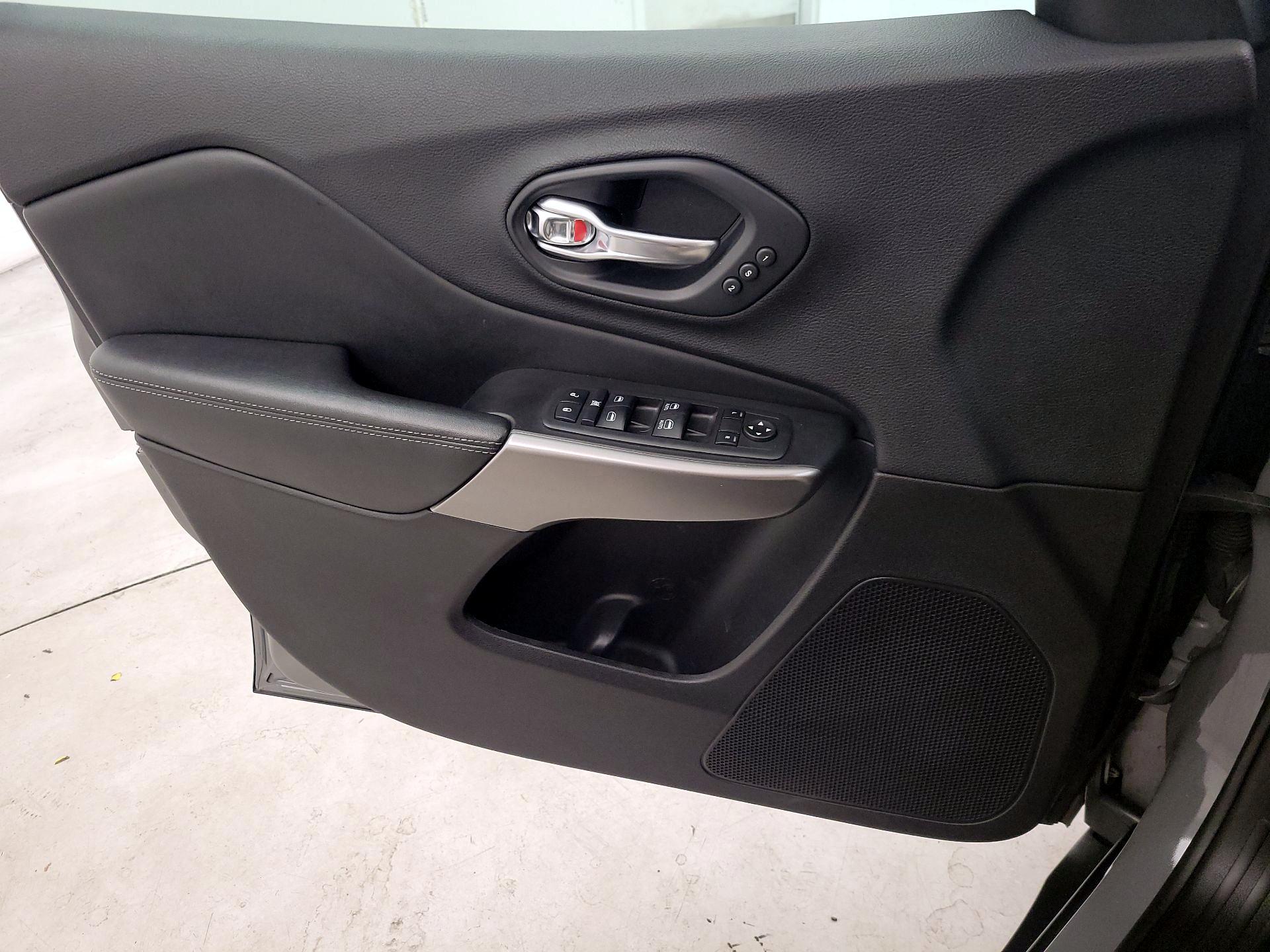 Thumbnail: 2019 Jeep Cherokee - 12