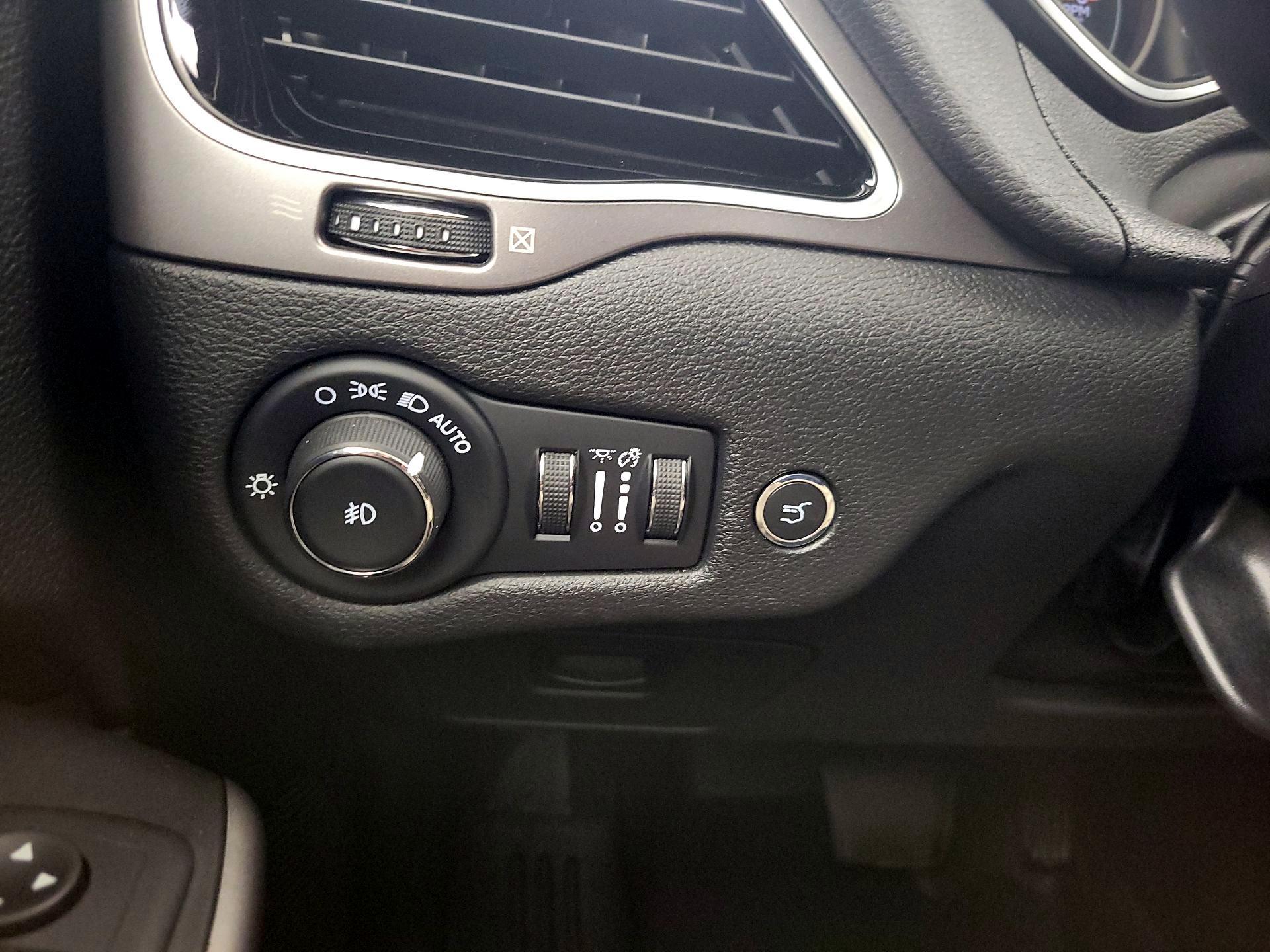 Thumbnail: 2019 Jeep Cherokee - 13