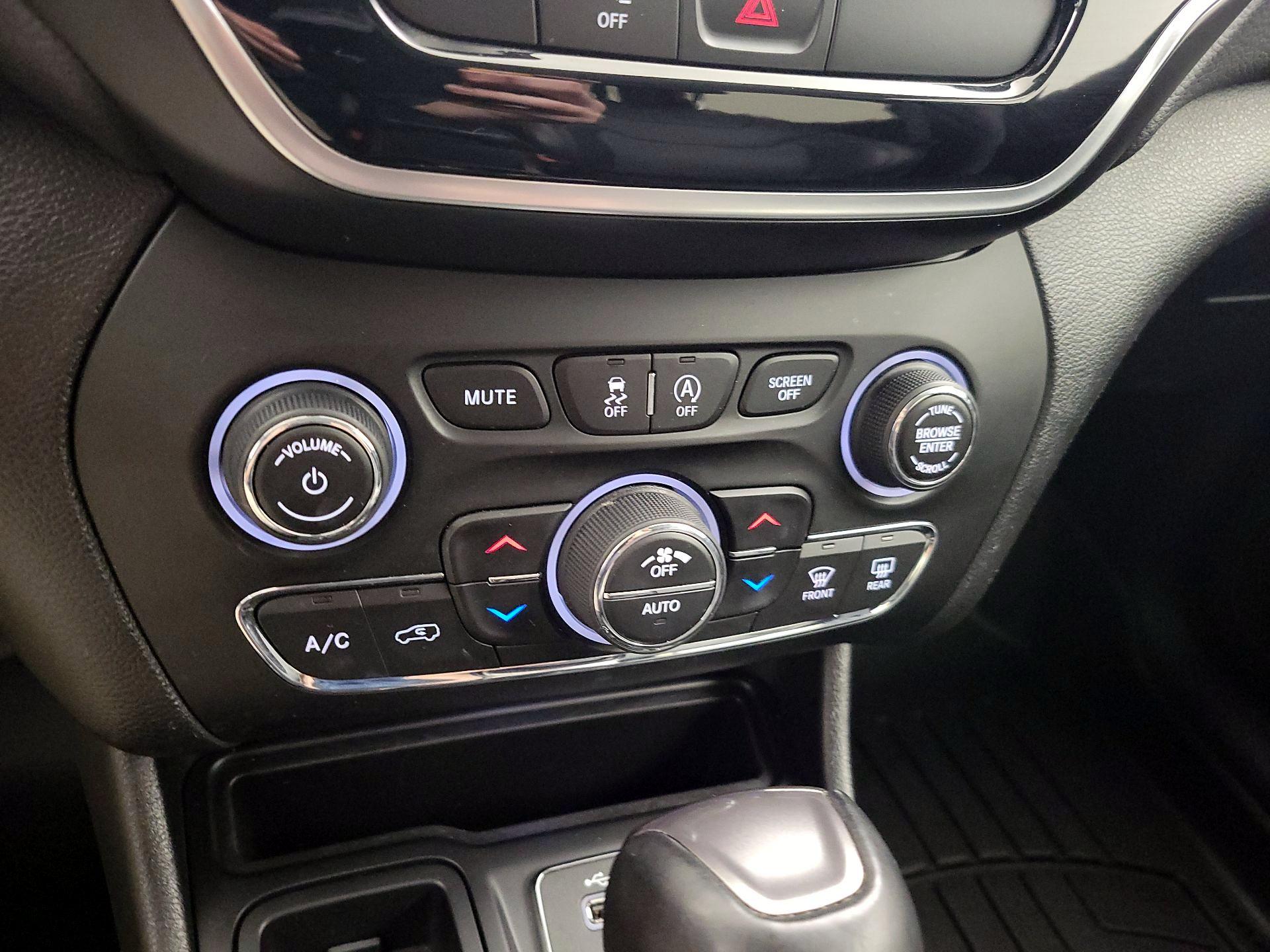 Thumbnail: 2019 Jeep Cherokee - 16