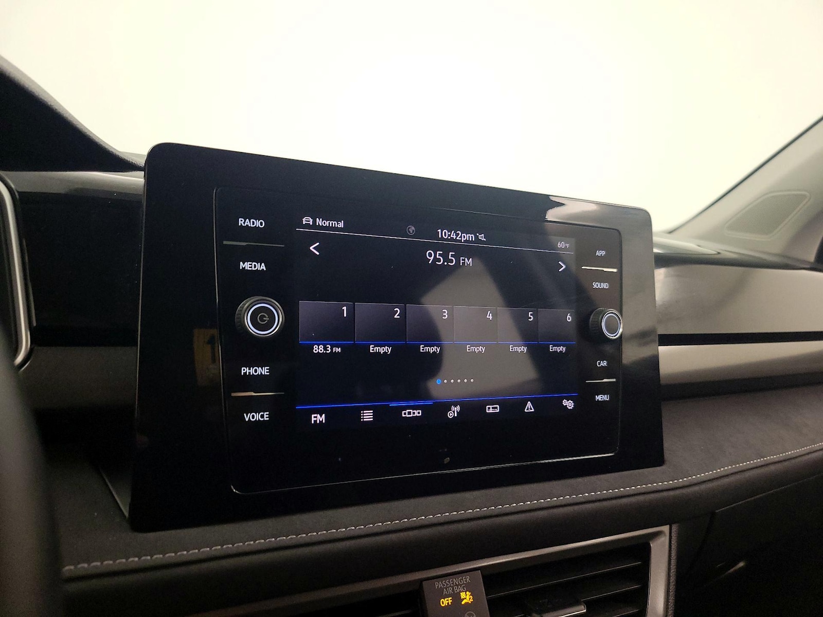 2025 Volkswagen Taos SE Black - Photo 16