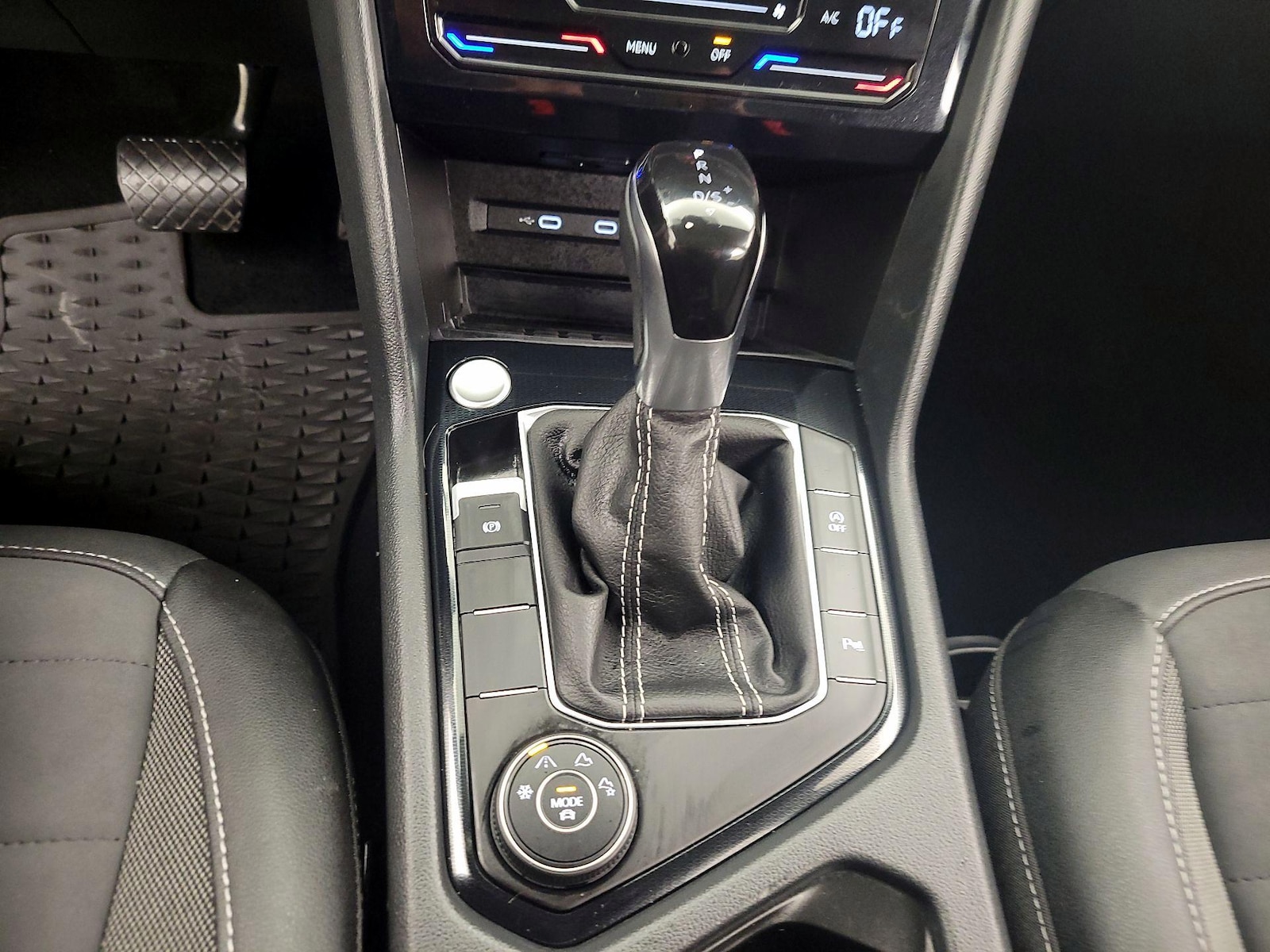 2025 Volkswagen Taos SE Black - Photo 18
