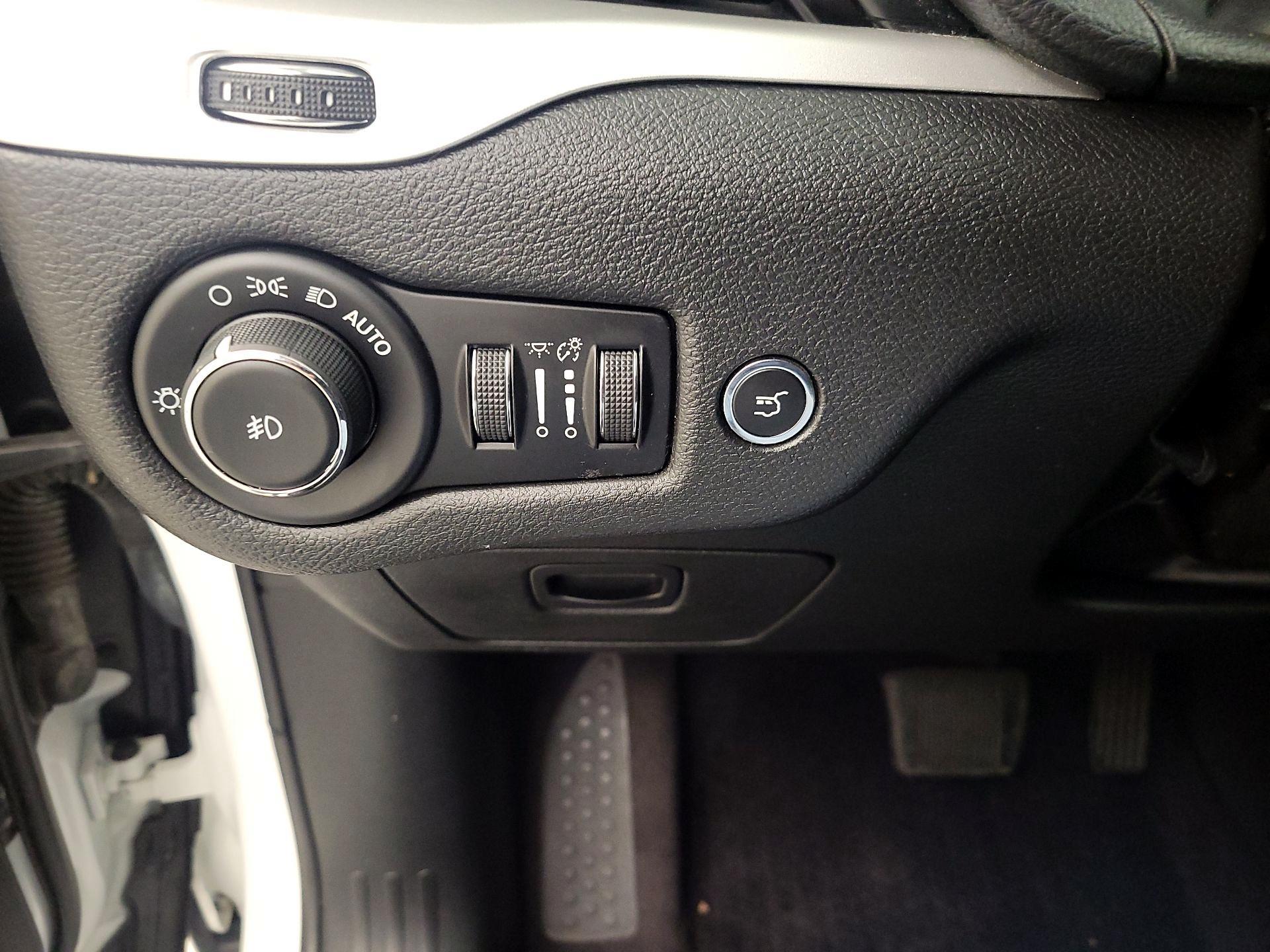 Thumbnail: 2017 Jeep Cherokee - 13