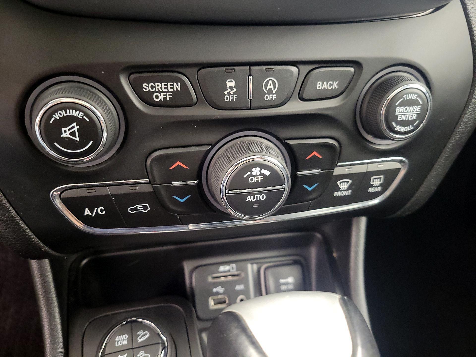 Thumbnail: 2017 Jeep Cherokee - 17