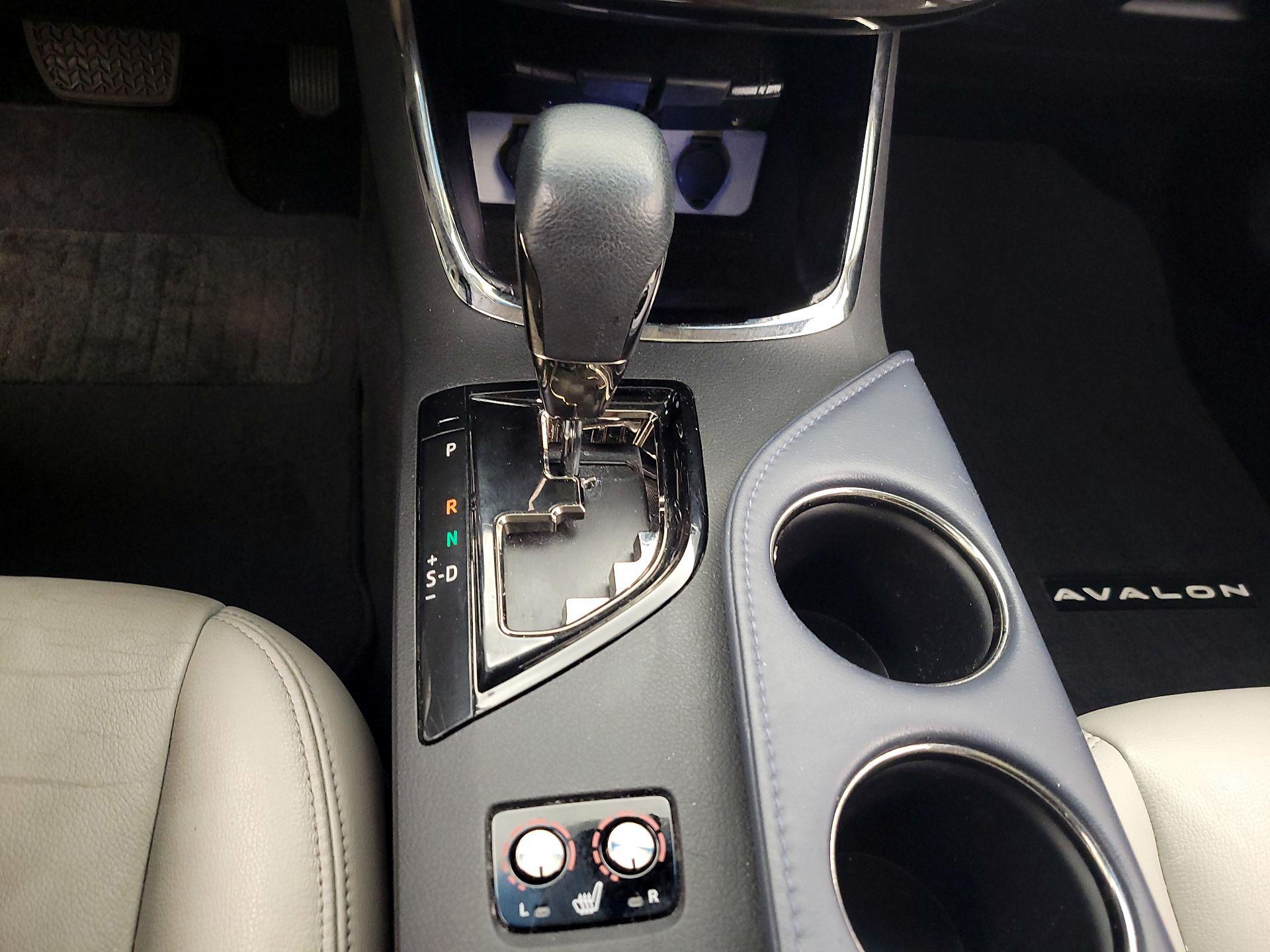 Thumbnail: 2015 Toyota Avalon - 18