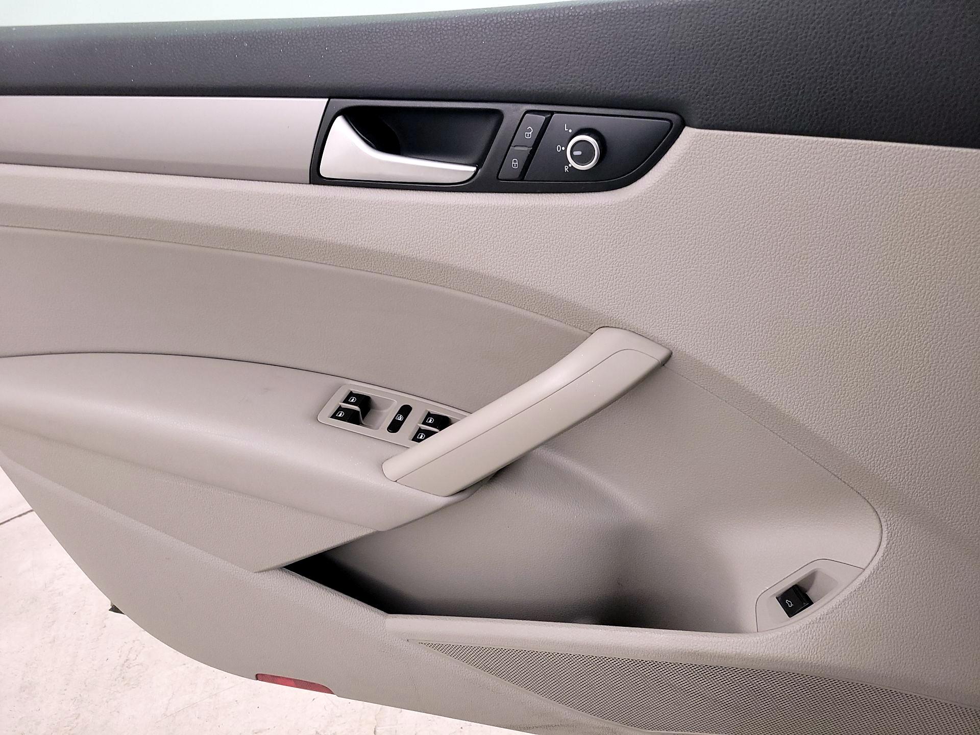 Thumbnail: 2015 Volkswagen Passat - 12