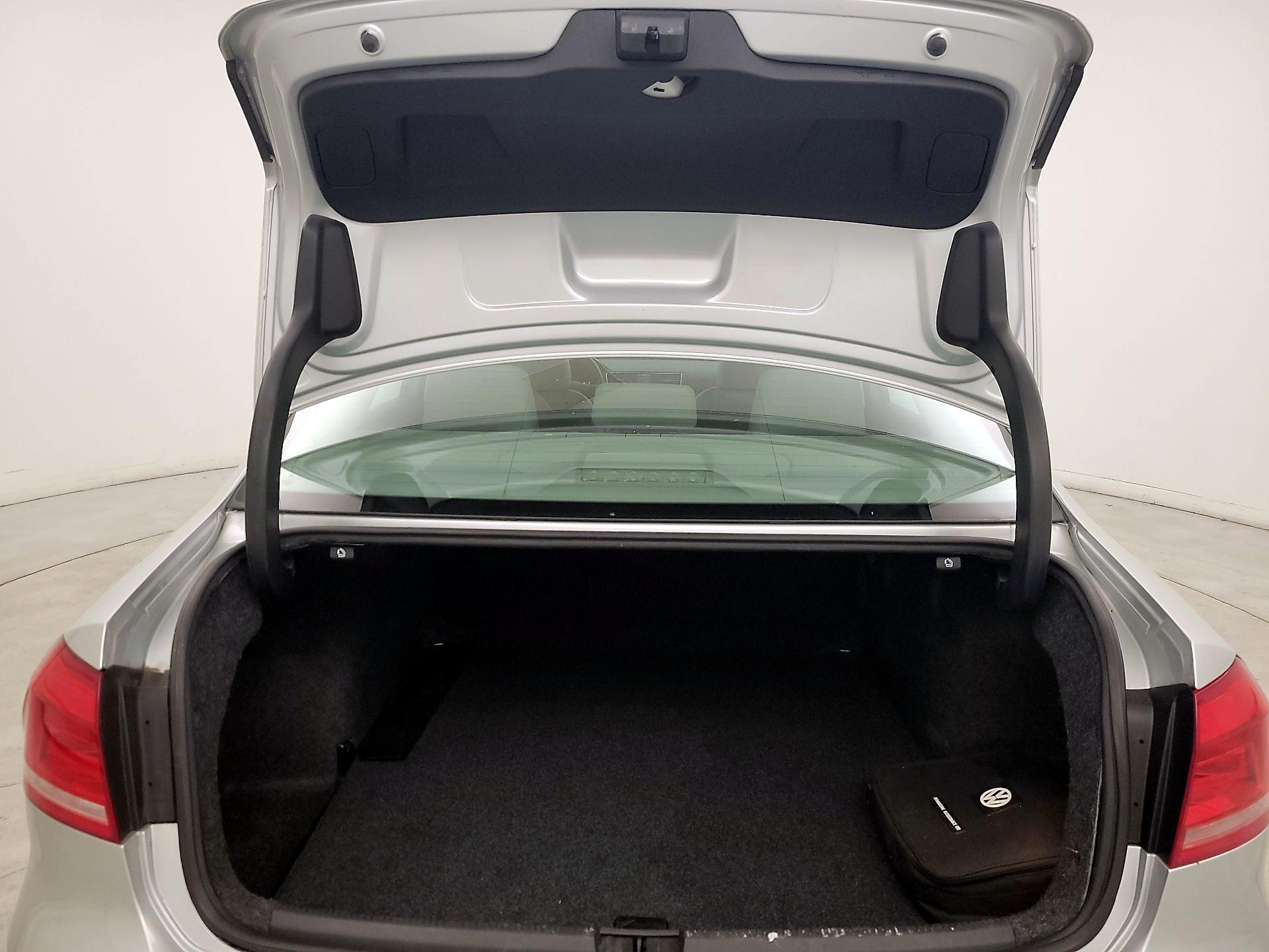 Thumbnail: 2015 Volkswagen Passat - 18
