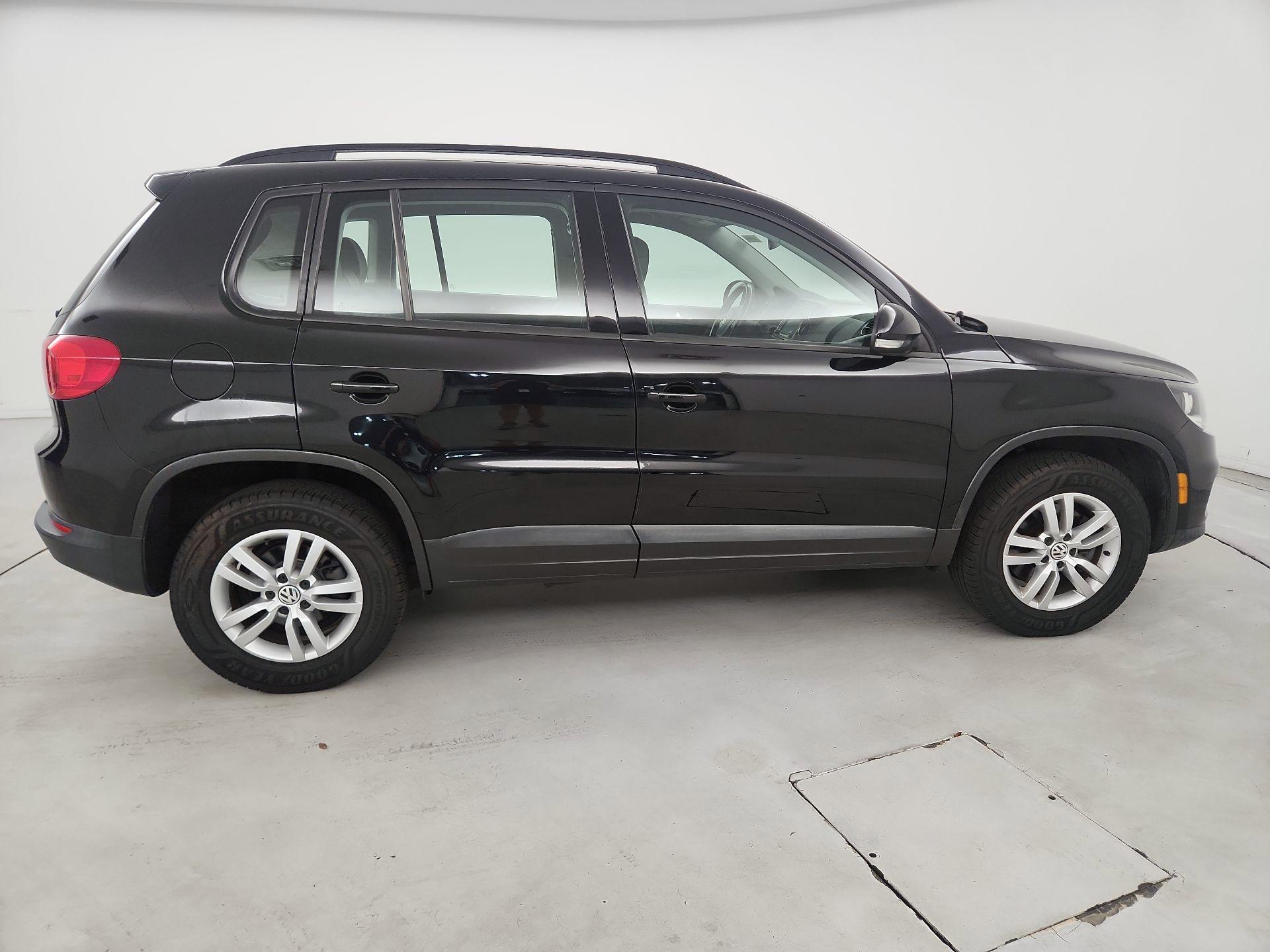 Thumbnail: 2017 Volkswagen Tiguan - 4