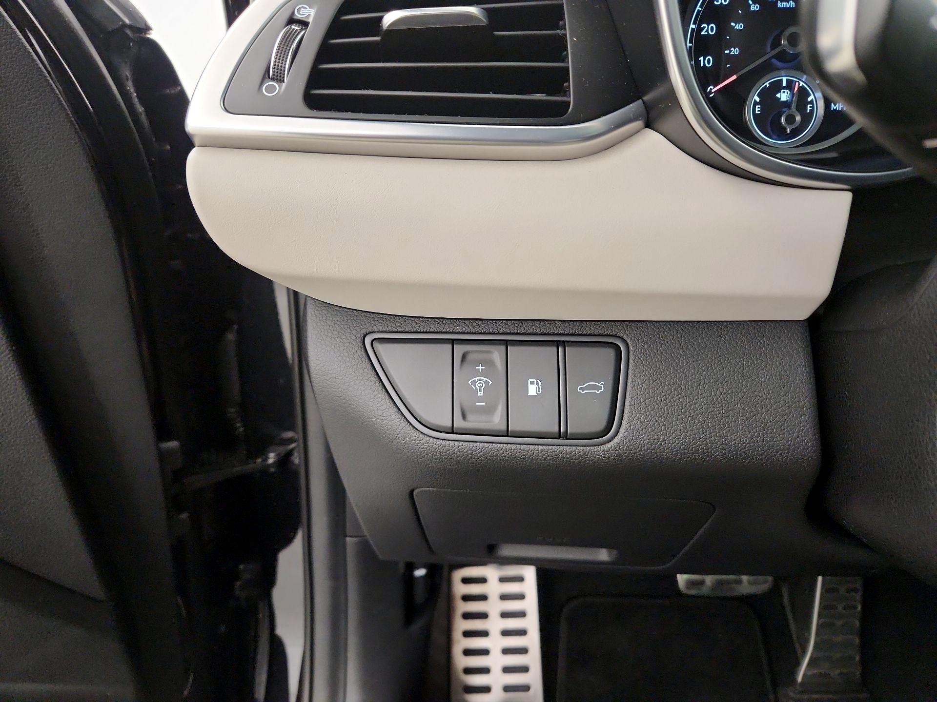 Thumbnail: 2022 Genesis G70 - 13