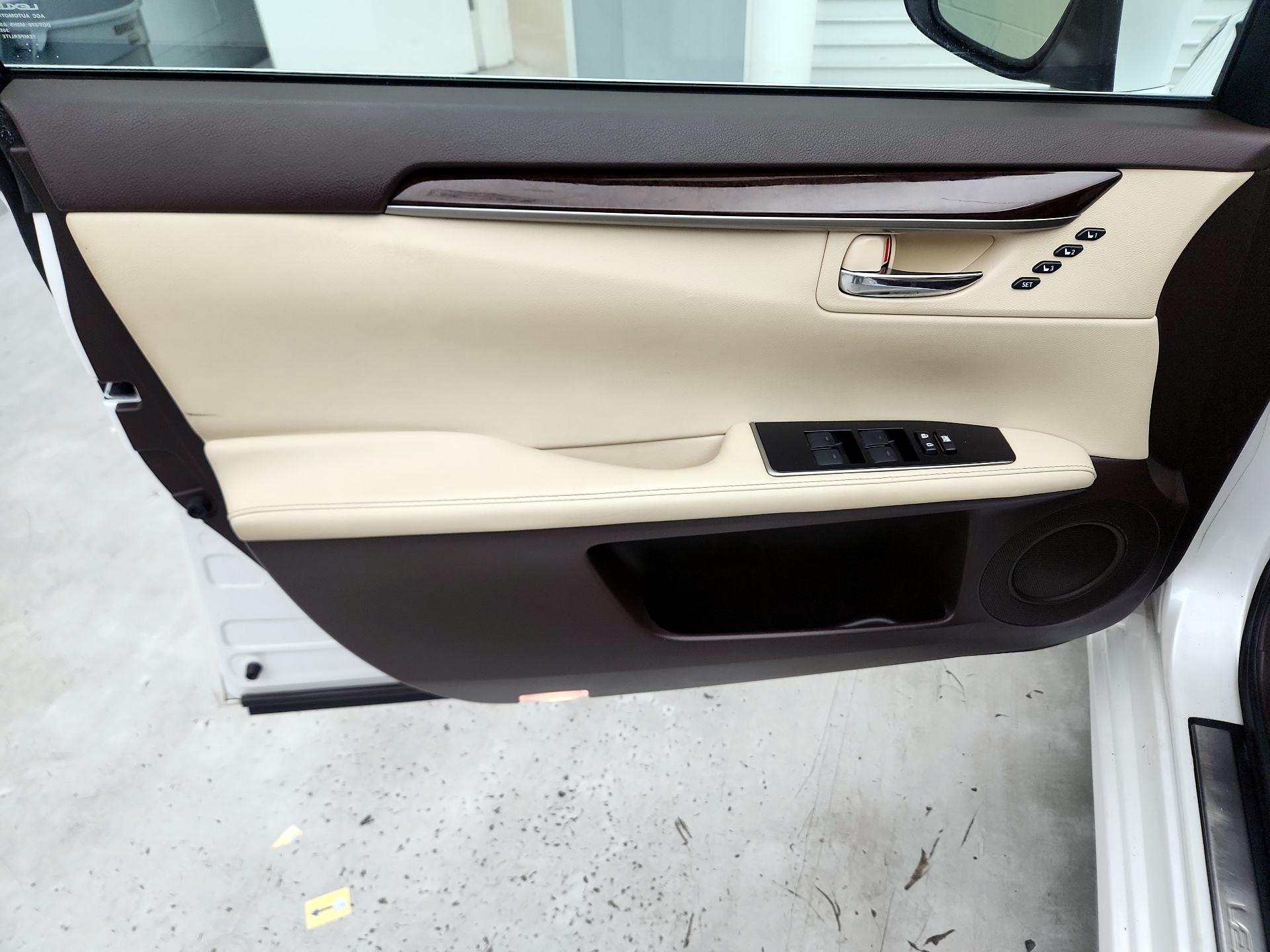 Thumbnail: 2016 Lexus ES - 12