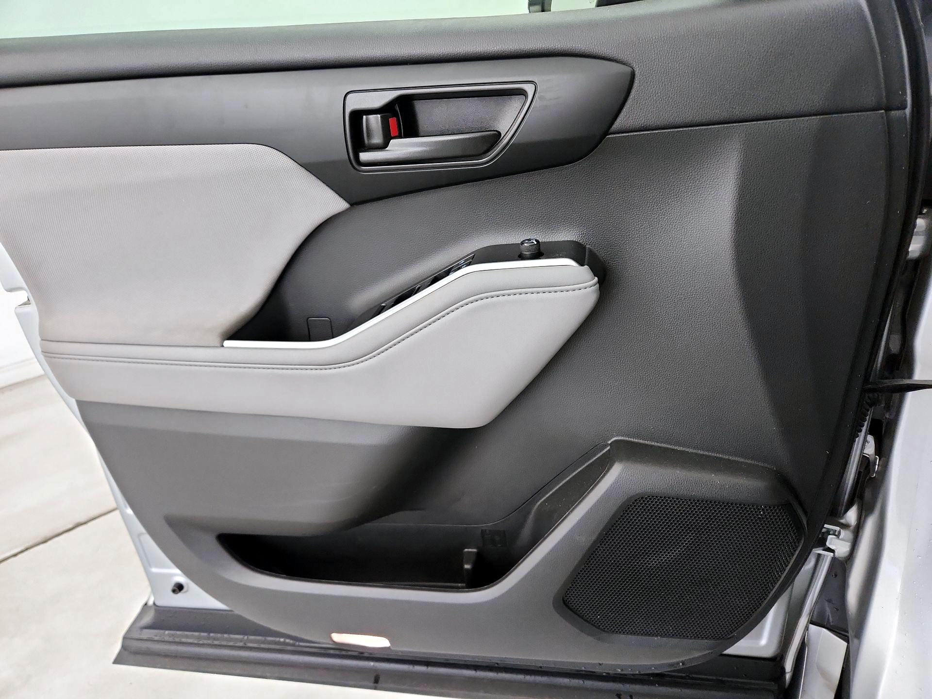 Thumbnail: 2022 Toyota Highlander - 12