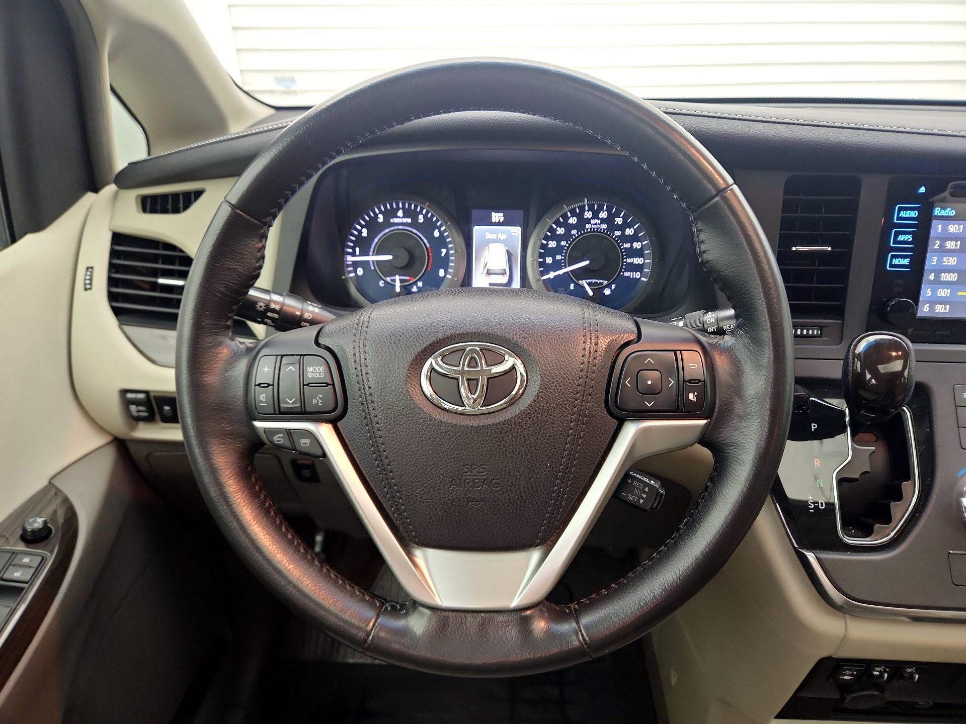 Thumbnail: 2016 Toyota Sienna - 10