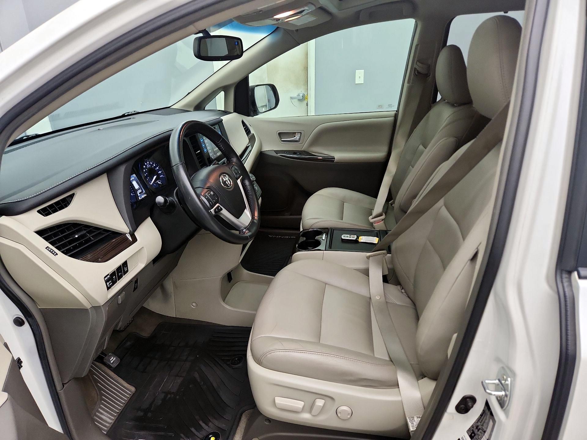 Thumbnail: 2016 Toyota Sienna - 11
