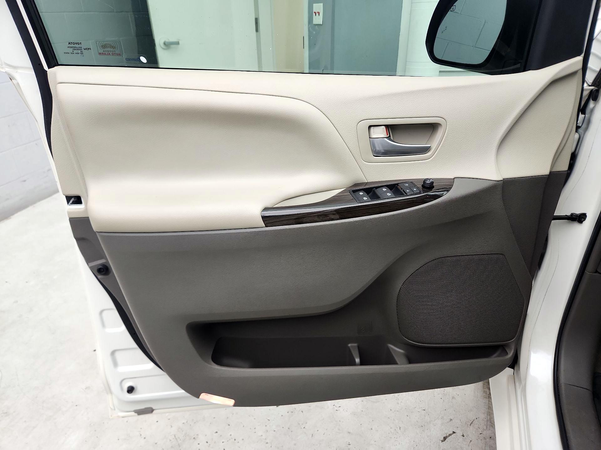 Thumbnail: 2016 Toyota Sienna - 12