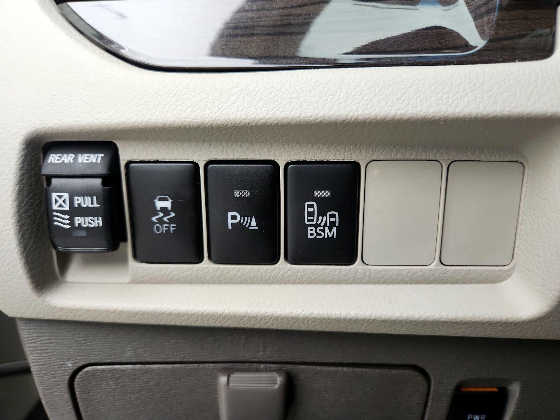 Thumbnail: 2016 Toyota Sienna - 13