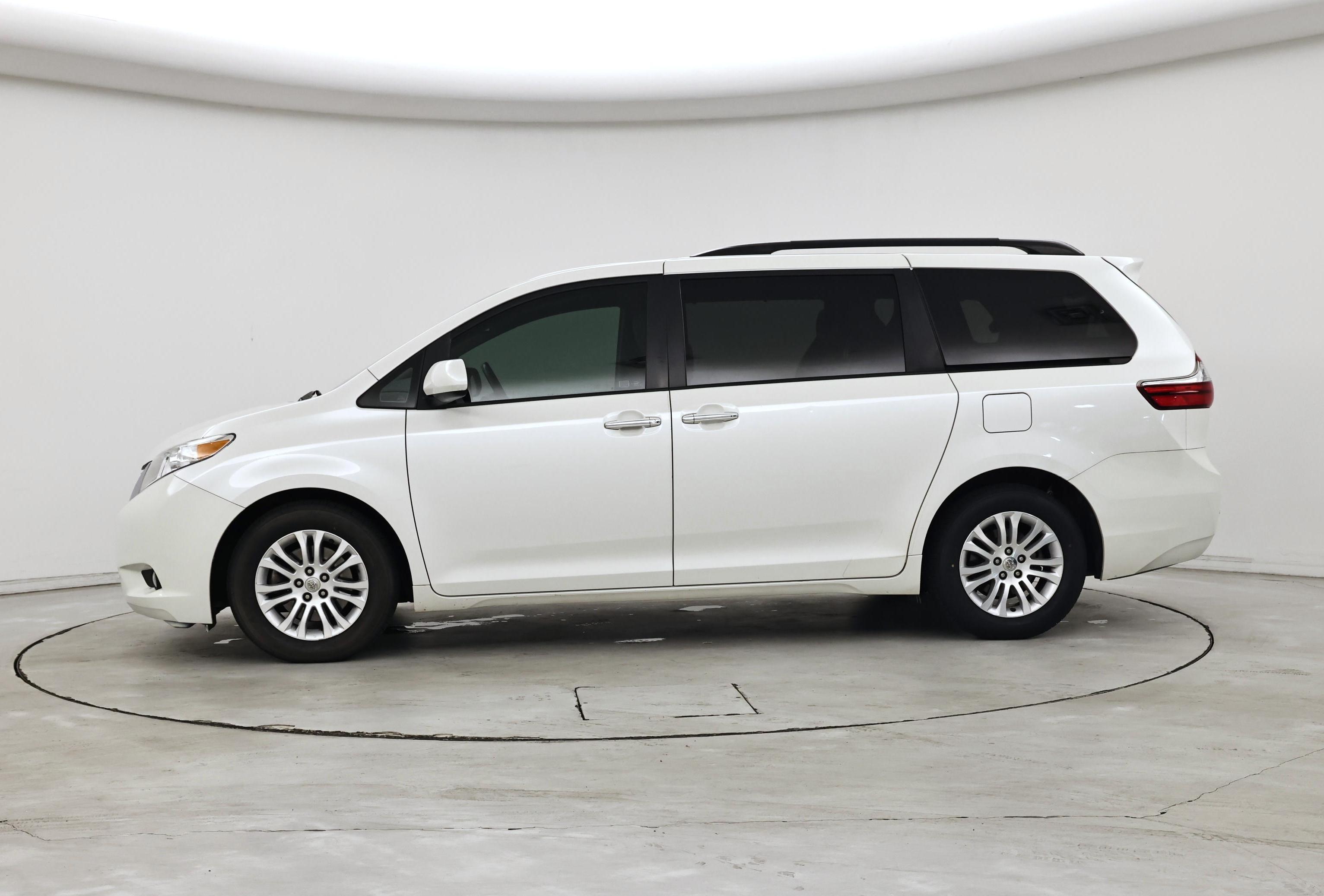 Thumbnail: 2016 Toyota Sienna - 3