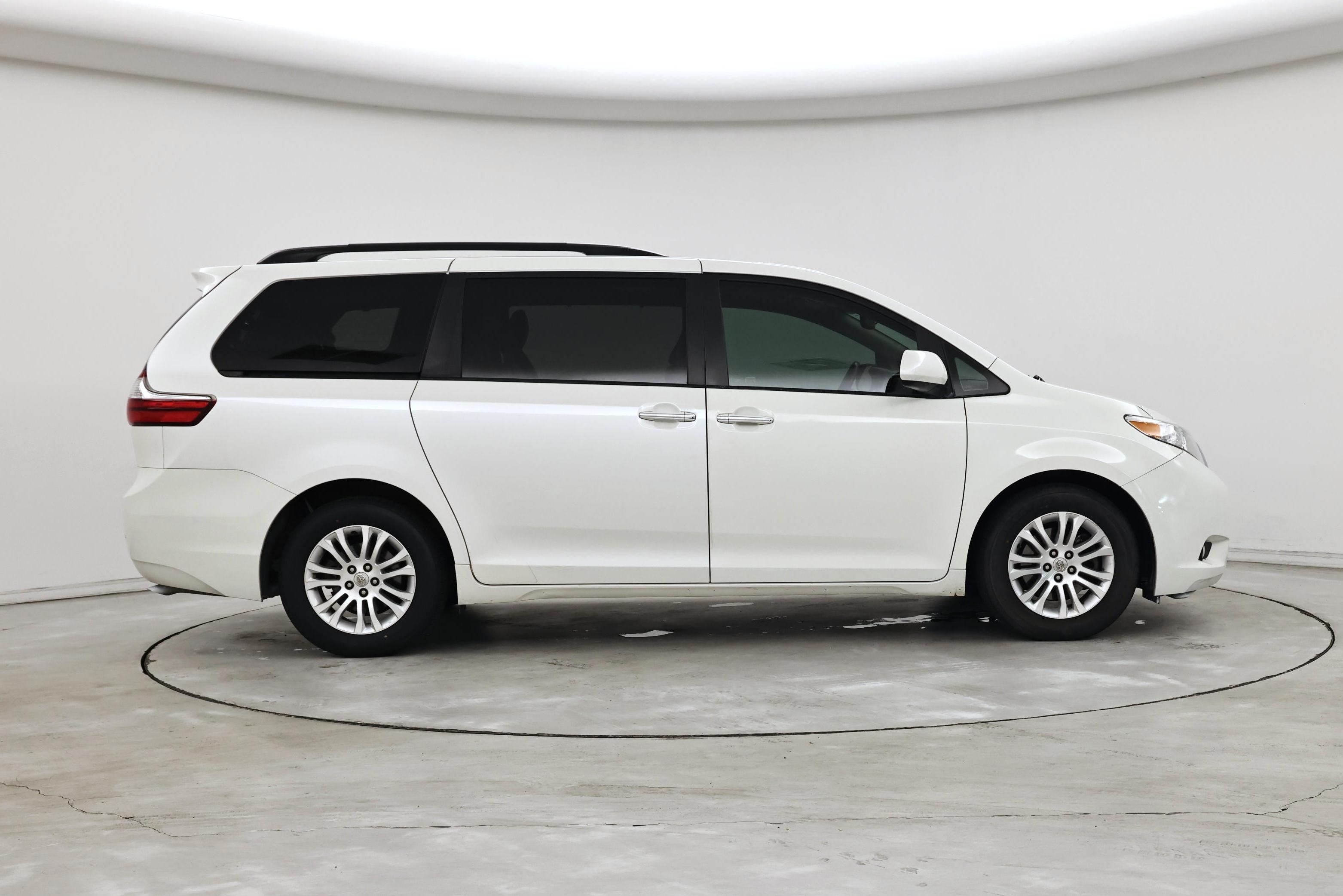 Thumbnail: 2016 Toyota Sienna - 7