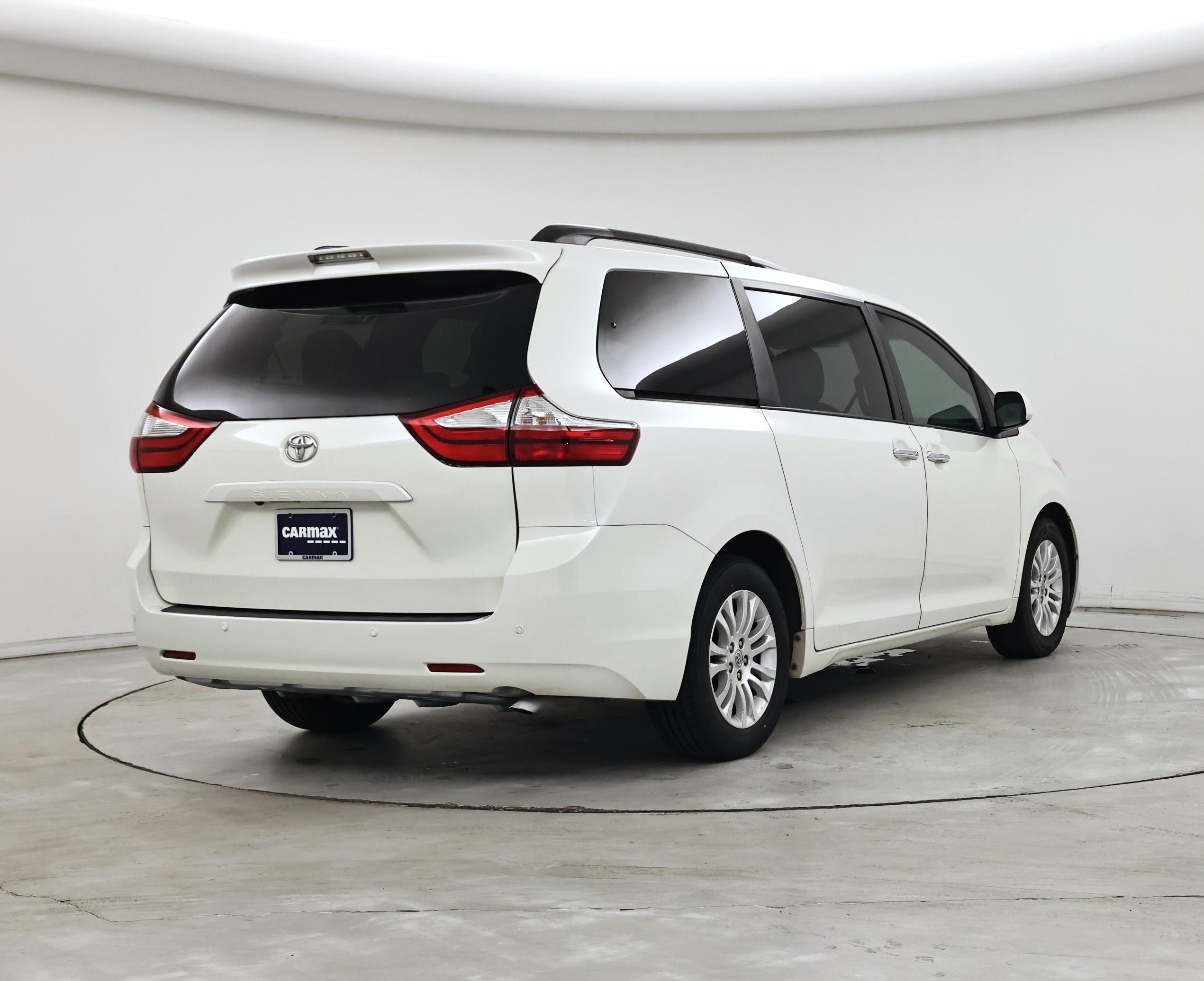 Thumbnail: 2016 Toyota Sienna - 8