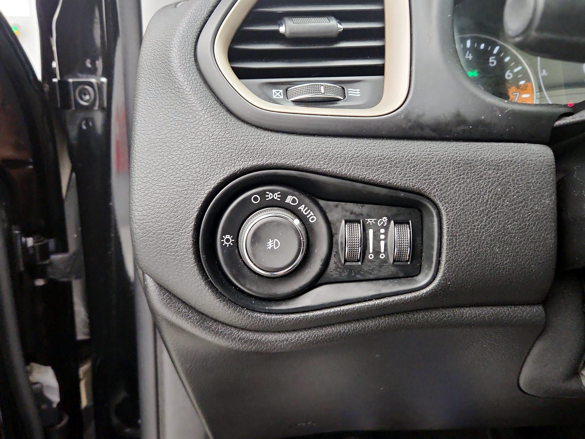 Thumbnail: 2016 Jeep Renegade - 13