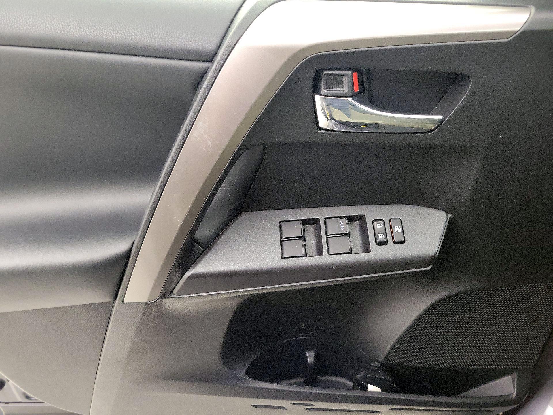 Thumbnail: 2018 Toyota RAV4 - 12