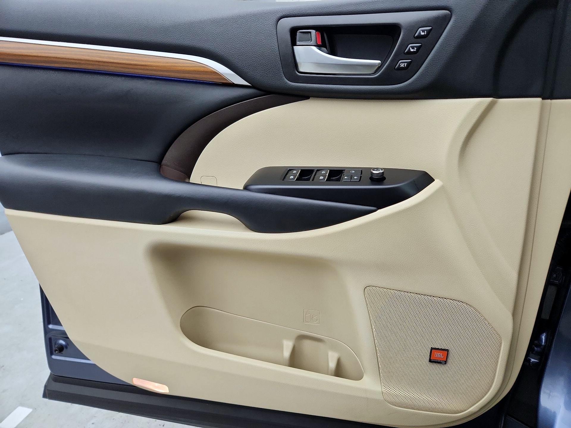 Thumbnail: 2019 Toyota Highlander - 12