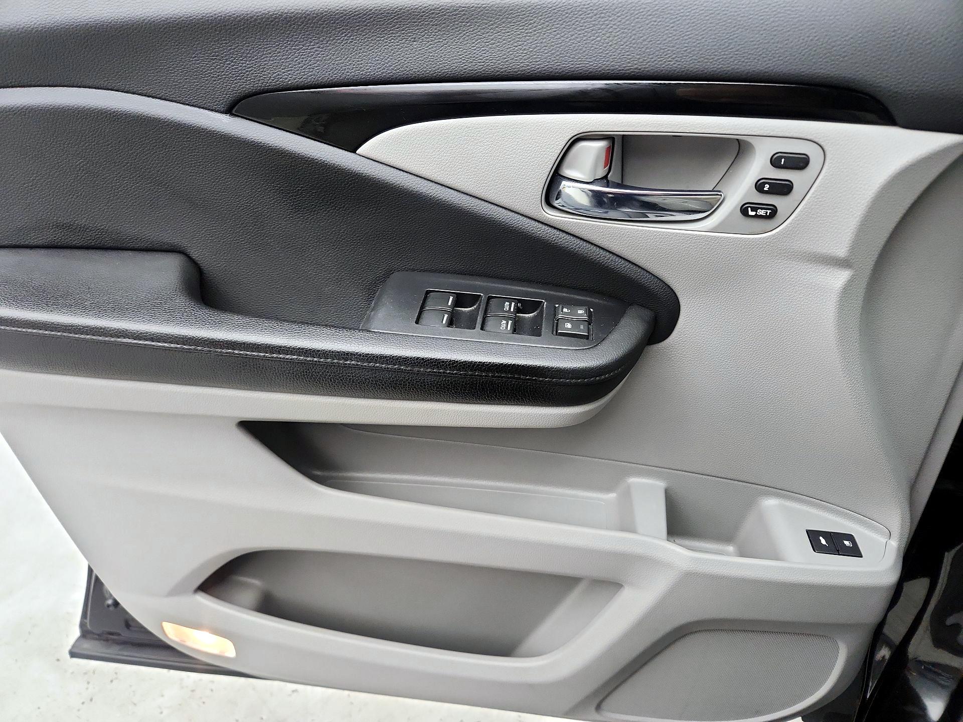 Thumbnail: 2017 Honda Pilot - 12