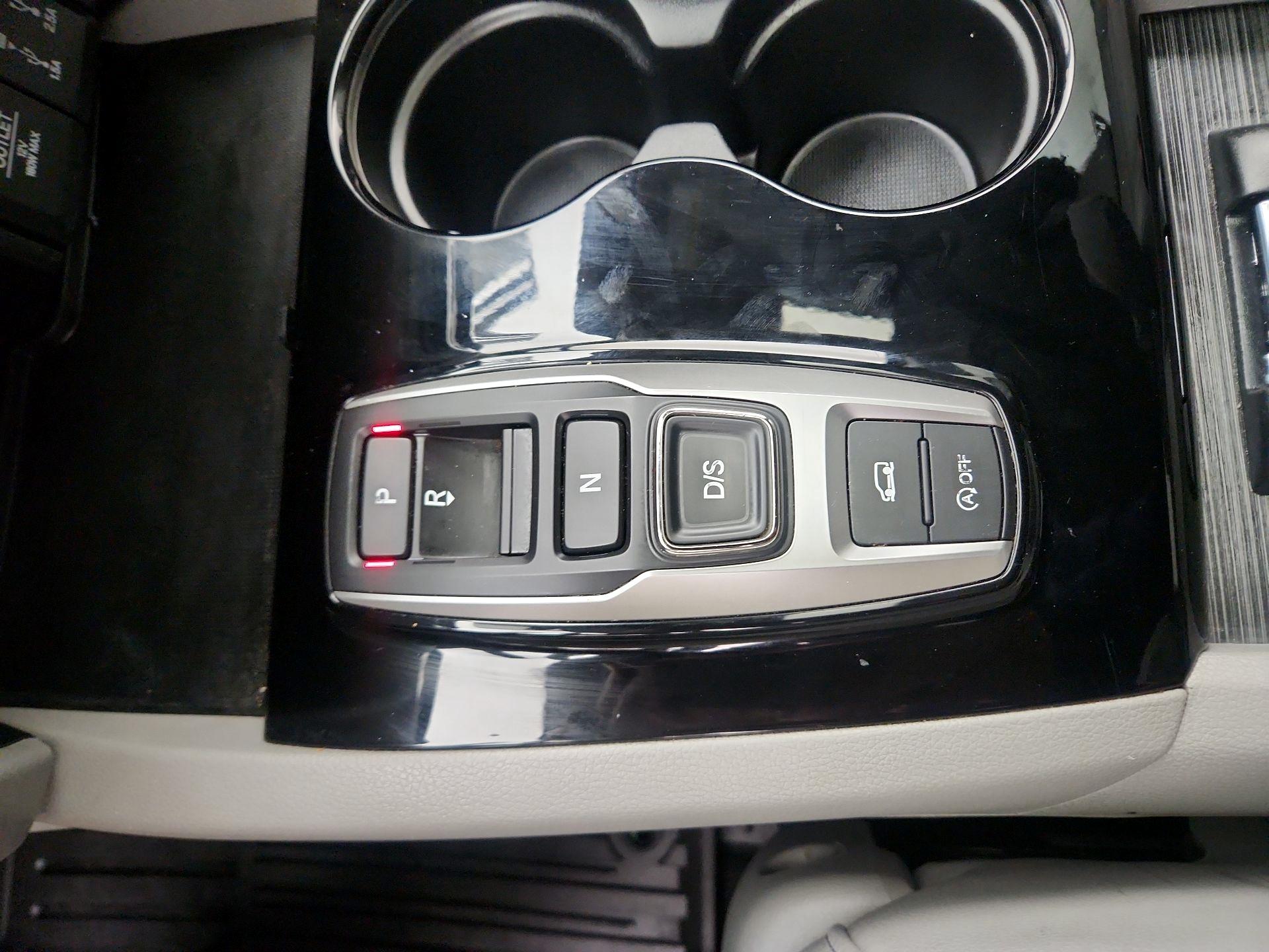 Thumbnail: 2017 Honda Pilot - 18