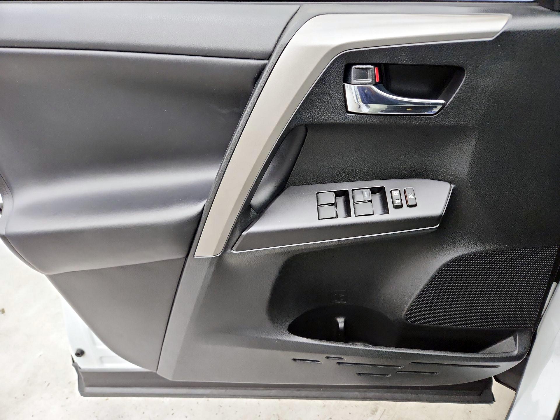 Thumbnail: 2018 Toyota RAV4 - 12