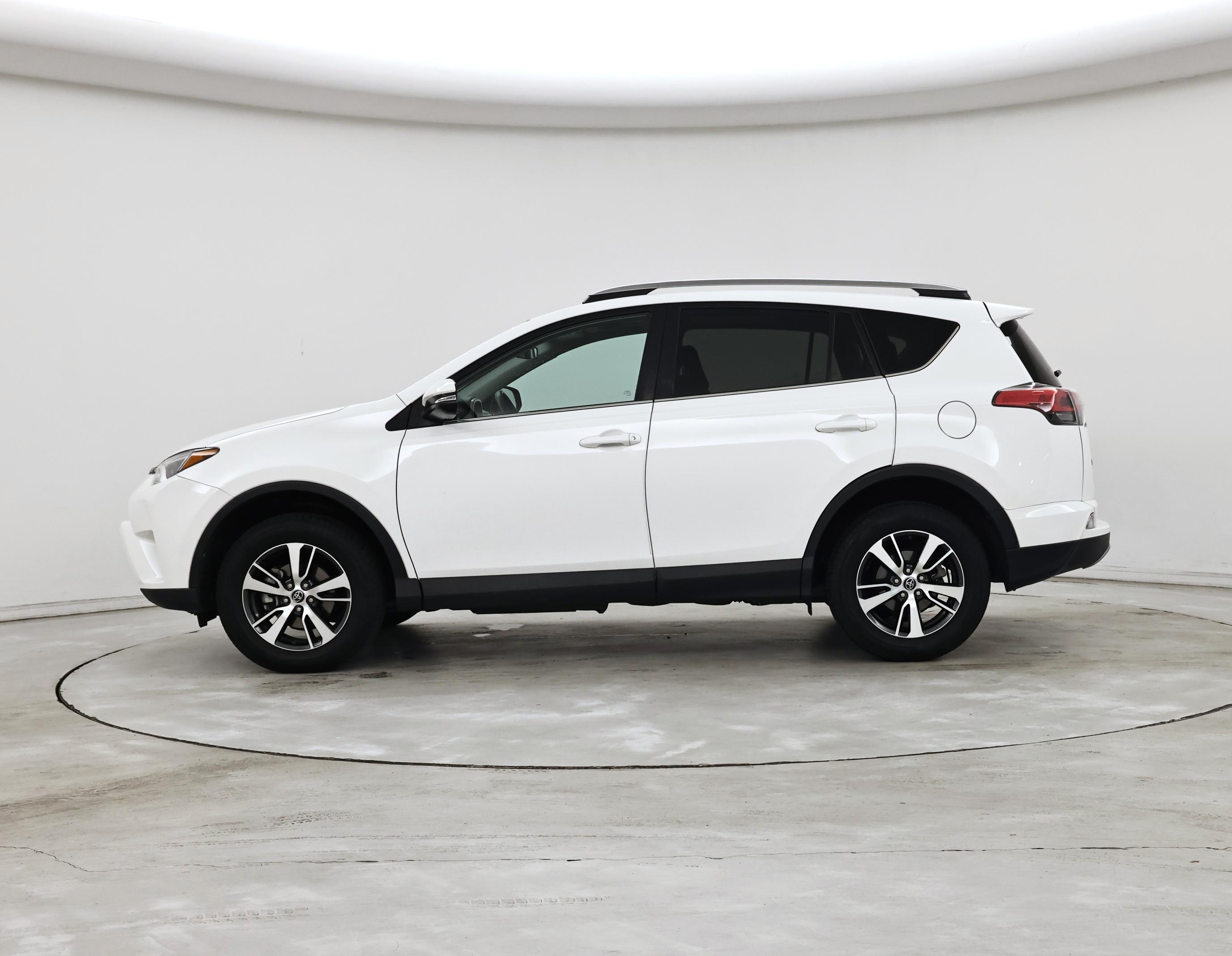 Thumbnail: 2018 Toyota RAV4 - 3