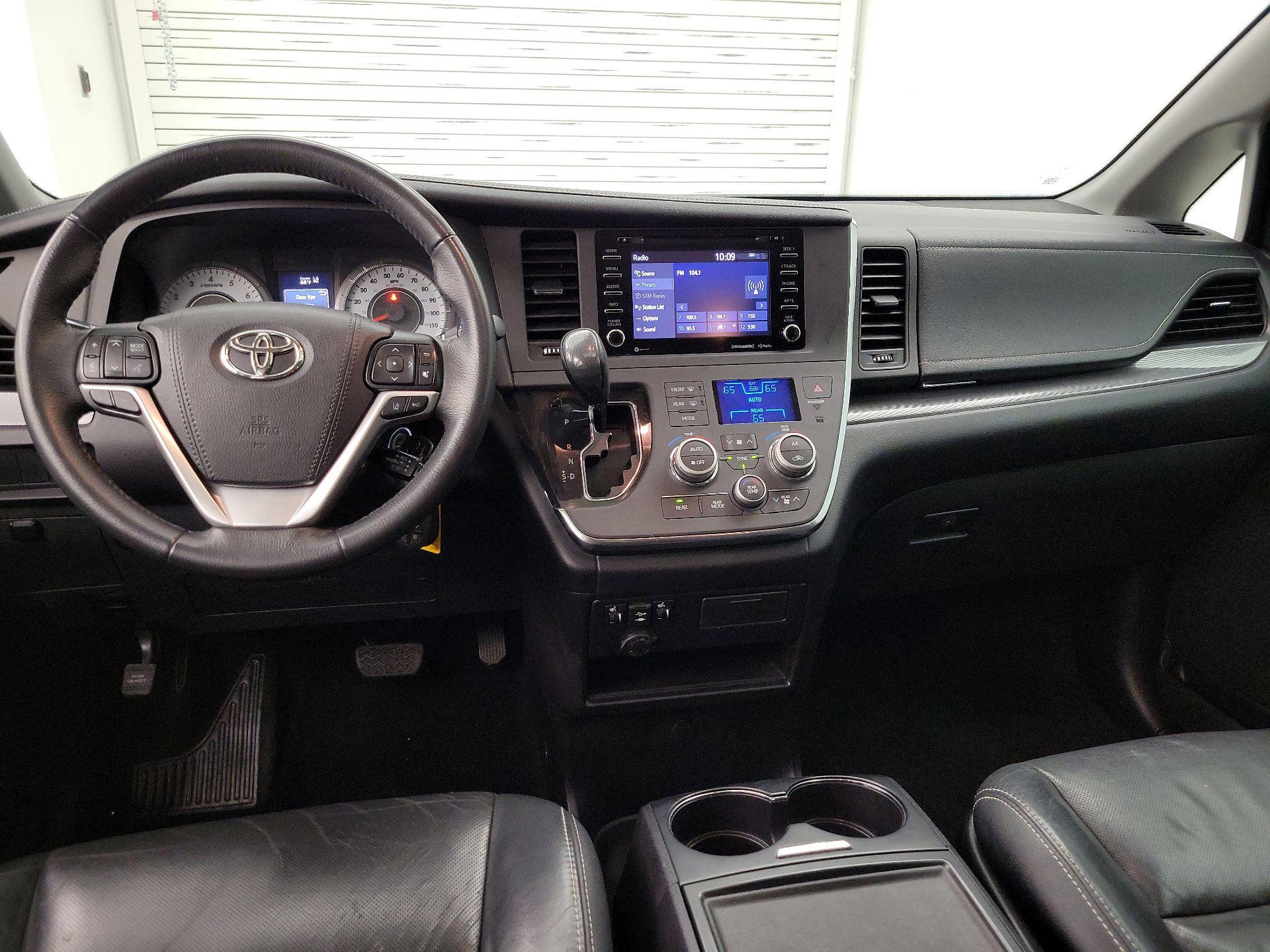 Thumbnail: 2018 Toyota Sienna - 9