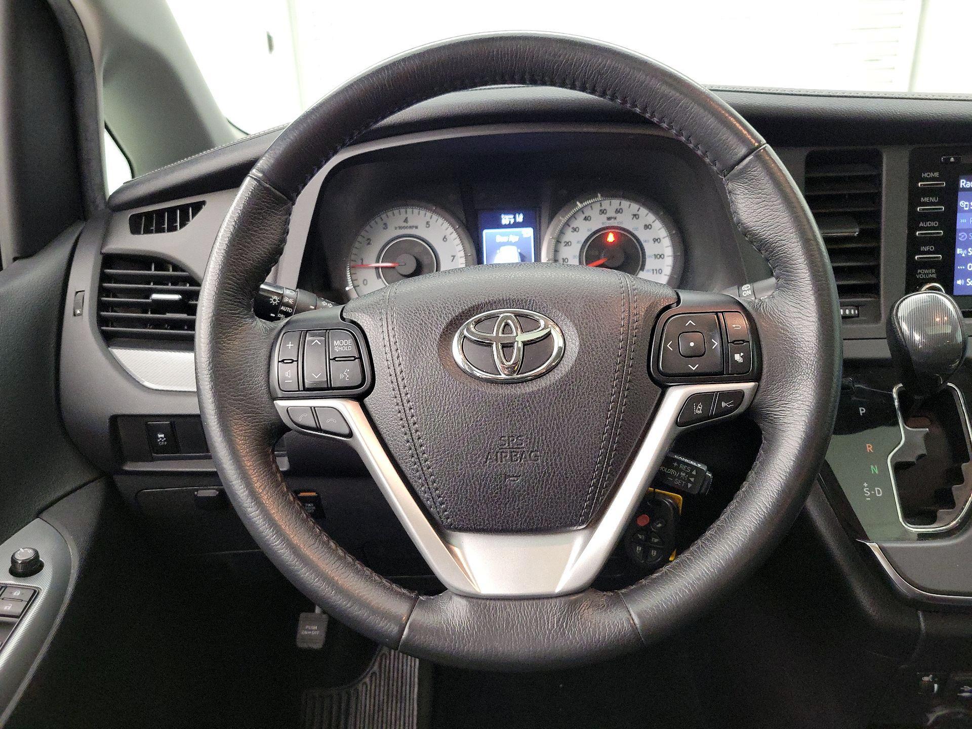 Thumbnail: 2018 Toyota Sienna - 10