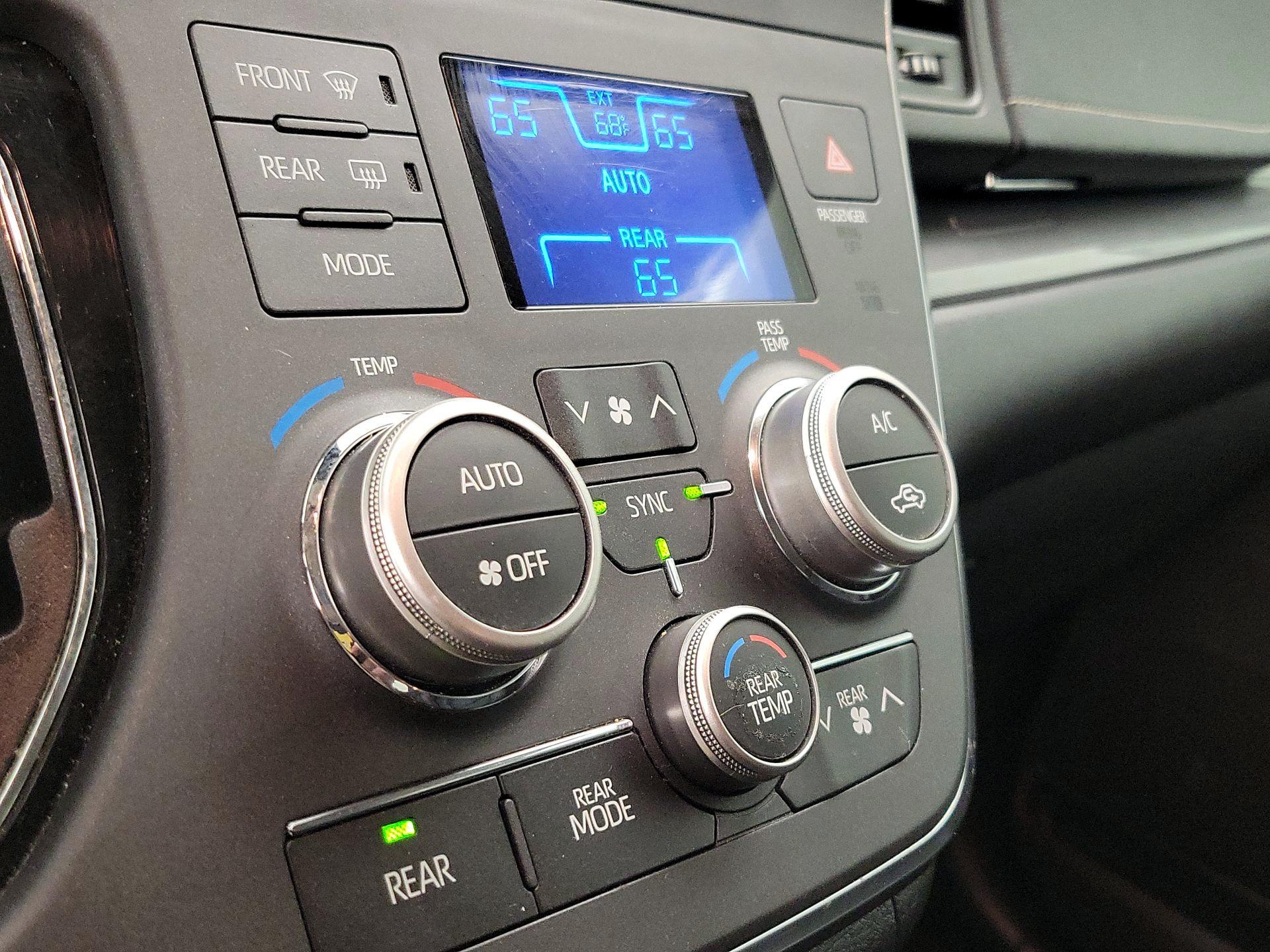 Thumbnail: 2018 Toyota Sienna - 16