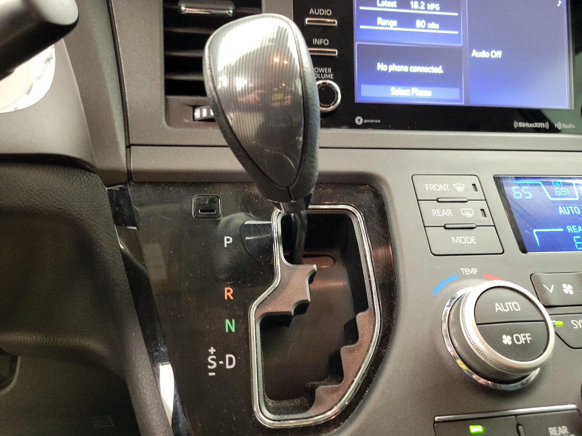 Thumbnail: 2018 Toyota Sienna - 17