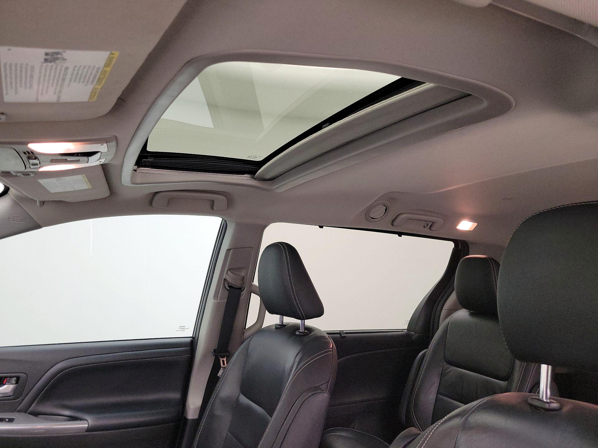 Thumbnail: 2018 Toyota Sienna - 19