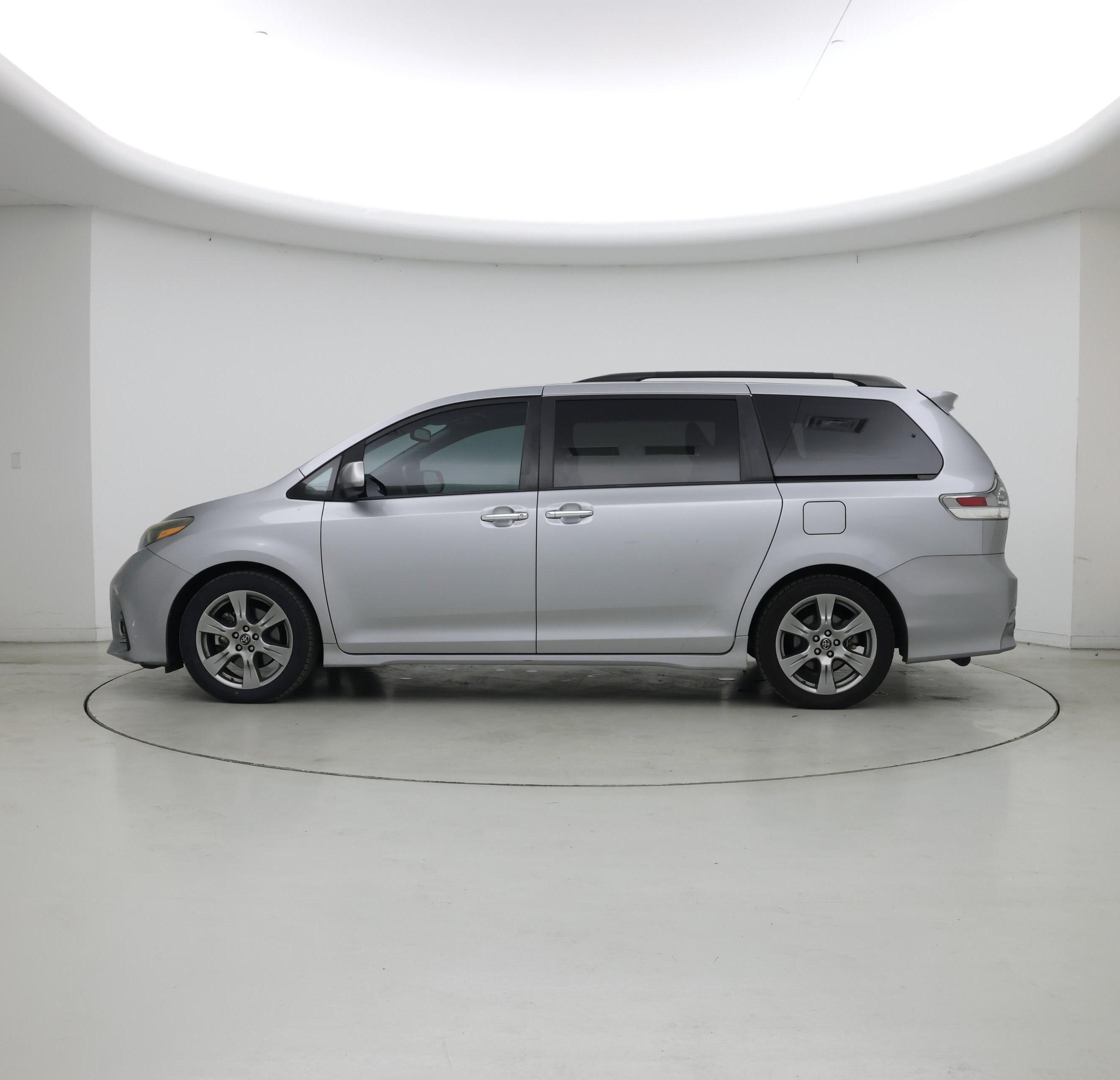 Thumbnail: 2018 Toyota Sienna - 3