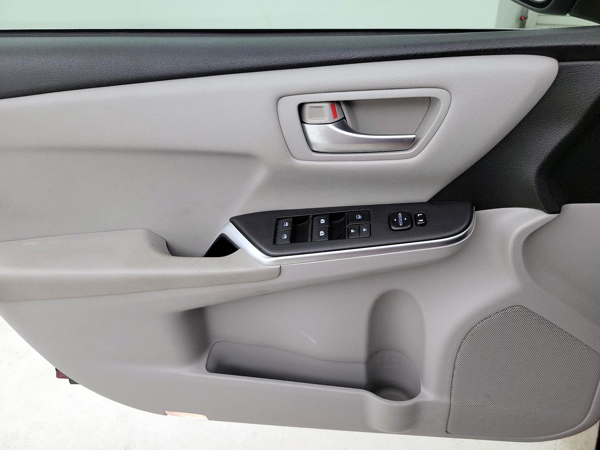 Thumbnail: 2015 Toyota Camry - 12