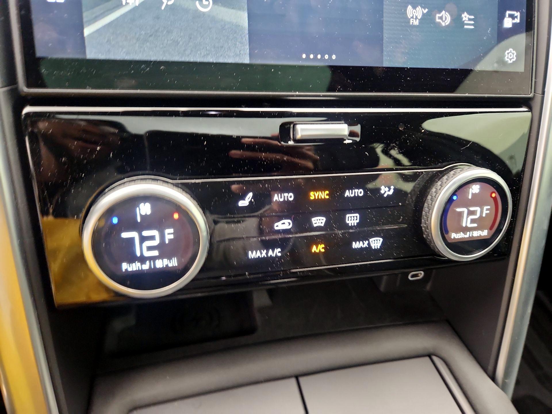 Thumbnail: 2022 Land Rover Discovery - 17
