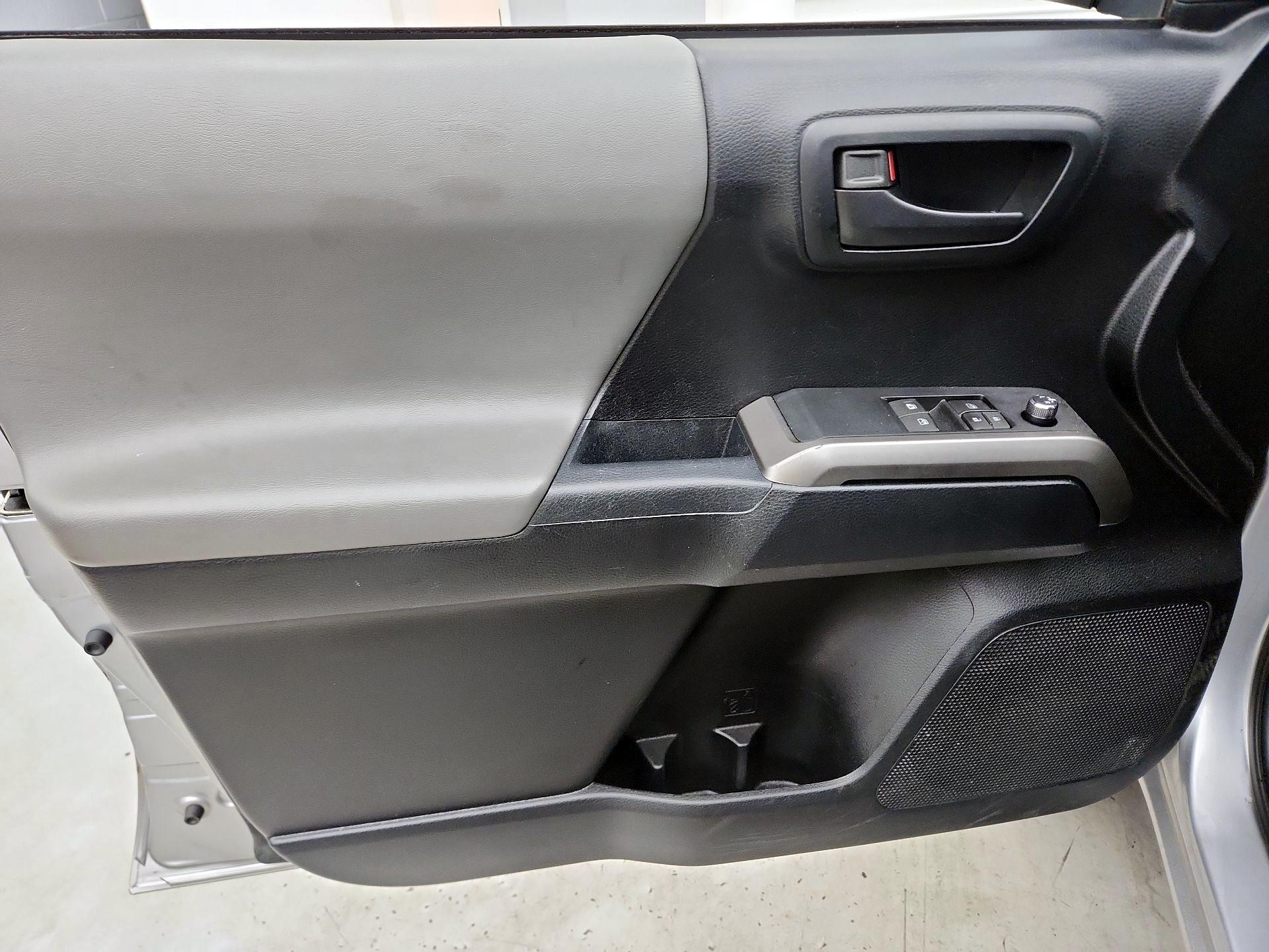 Thumbnail: 2016 Toyota Tacoma - 12