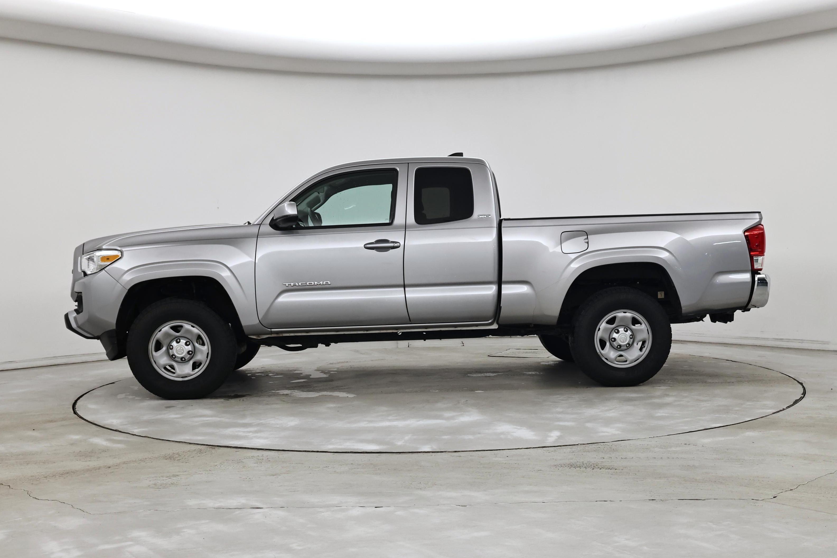 Thumbnail: 2016 Toyota Tacoma - 3
