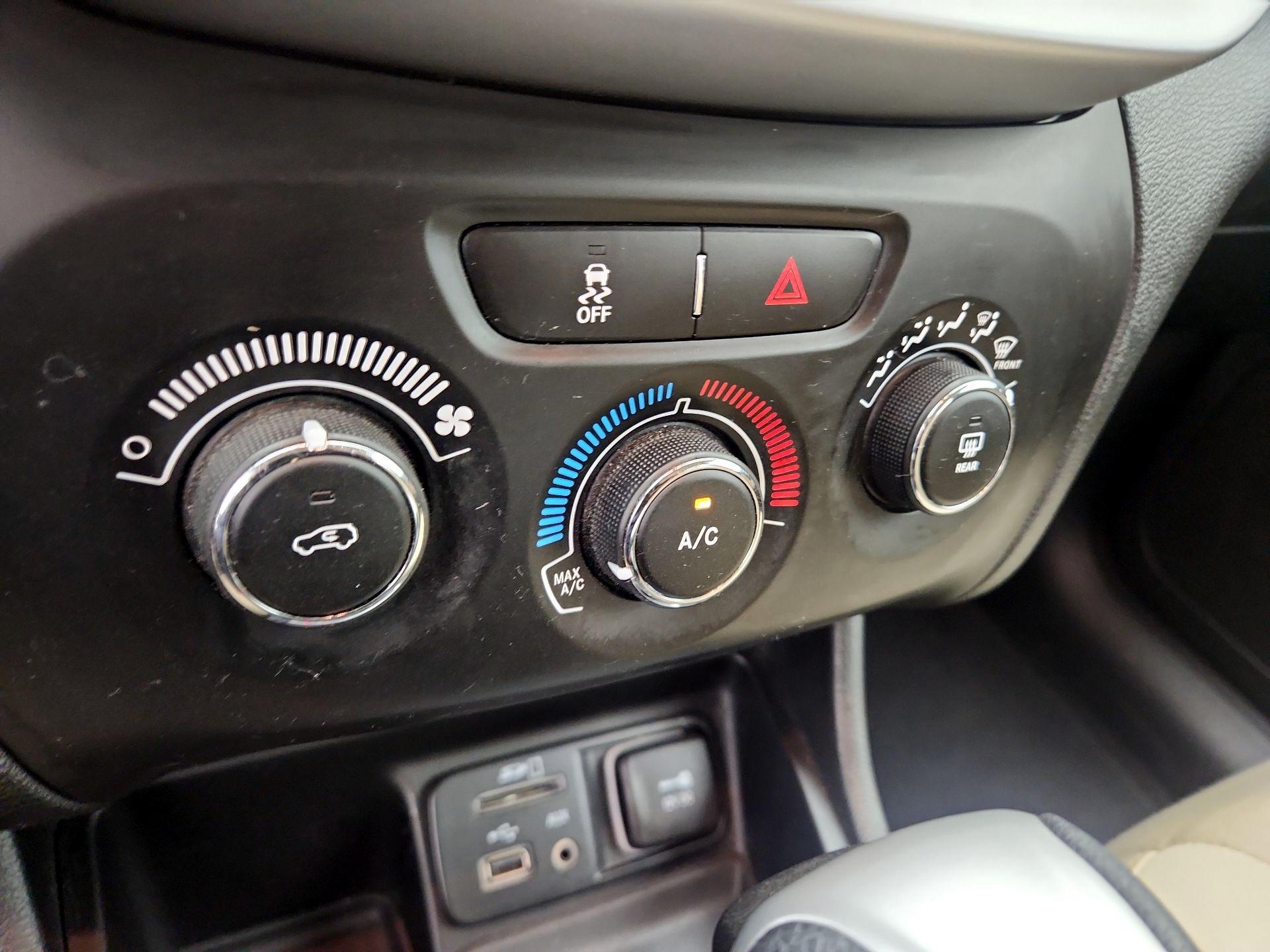 Thumbnail: 2015 Jeep Cherokee - 15