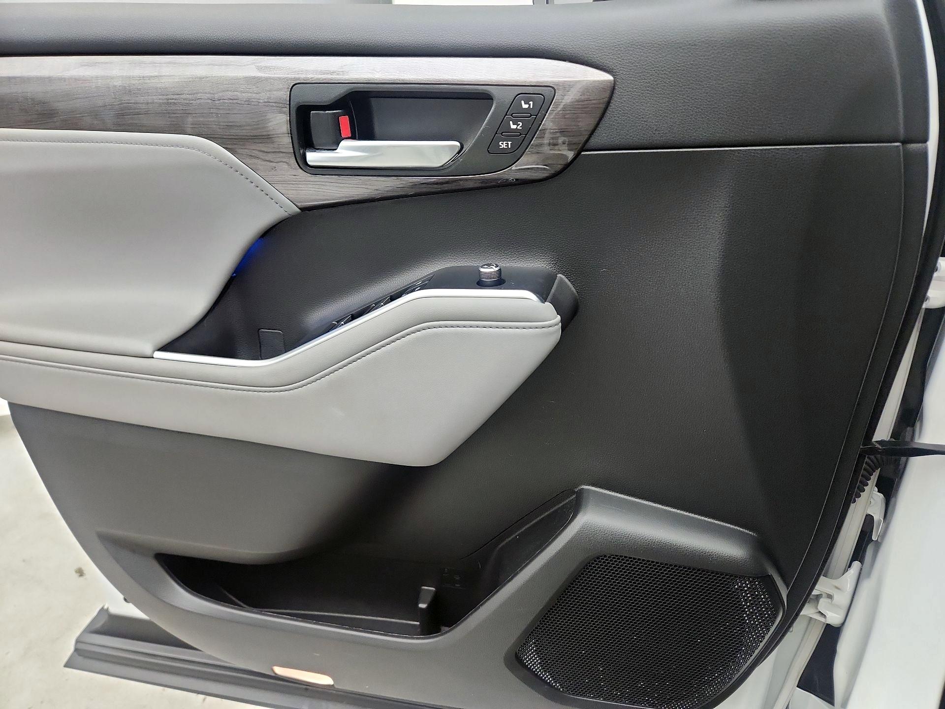 Thumbnail: 2022 Toyota Highlander - 12