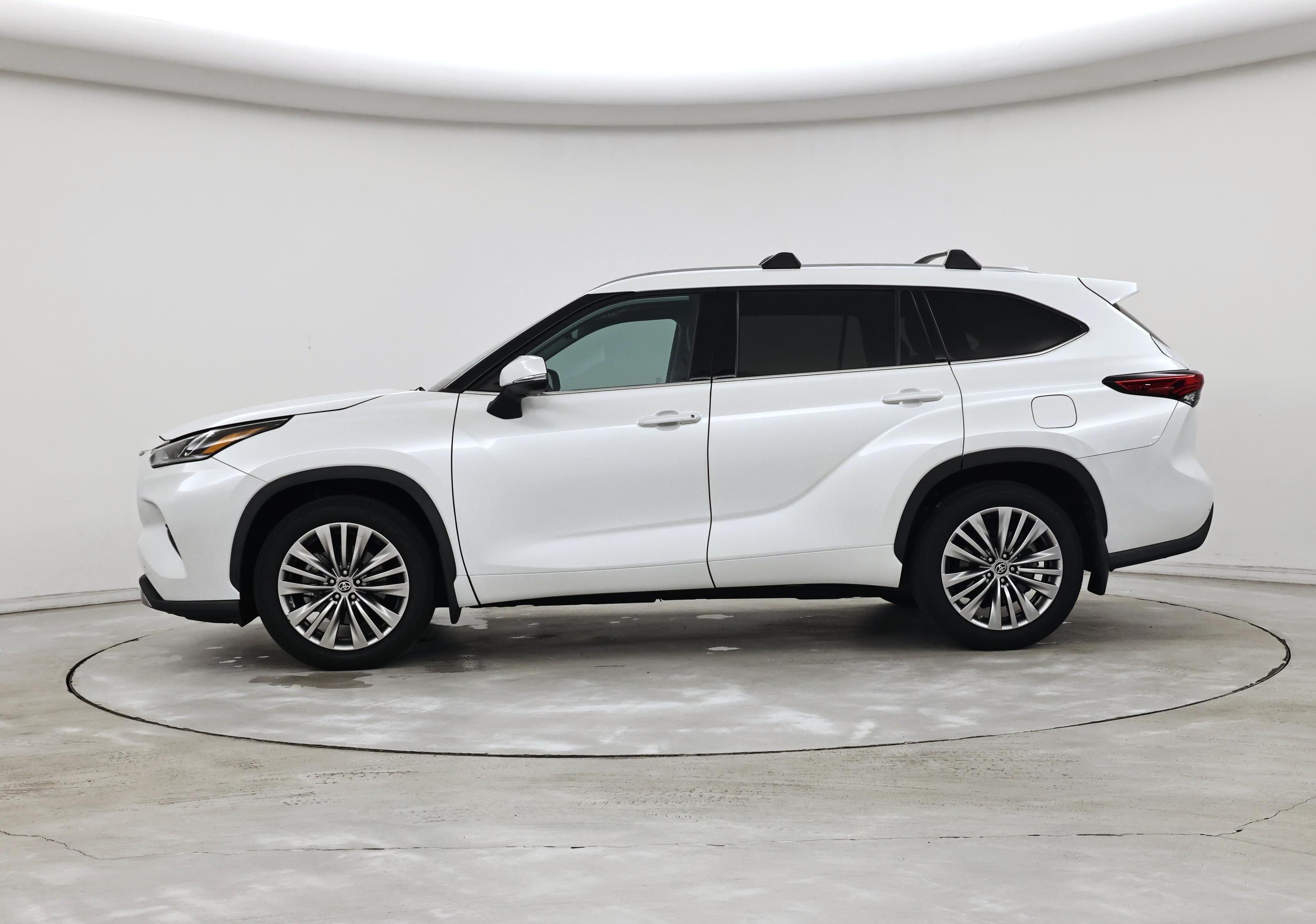 Thumbnail: 2022 Toyota Highlander - 3