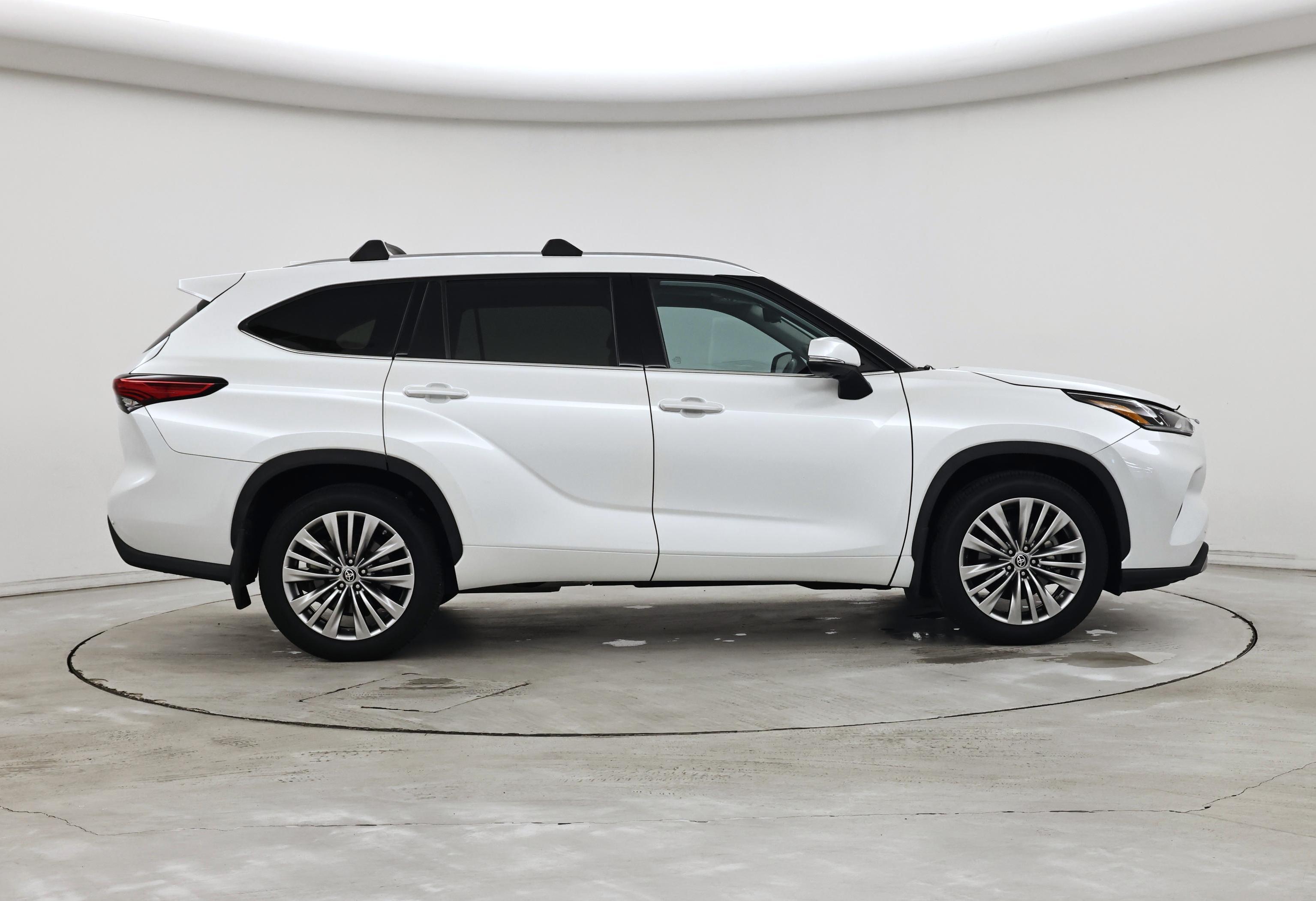 Thumbnail: 2022 Toyota Highlander - 7