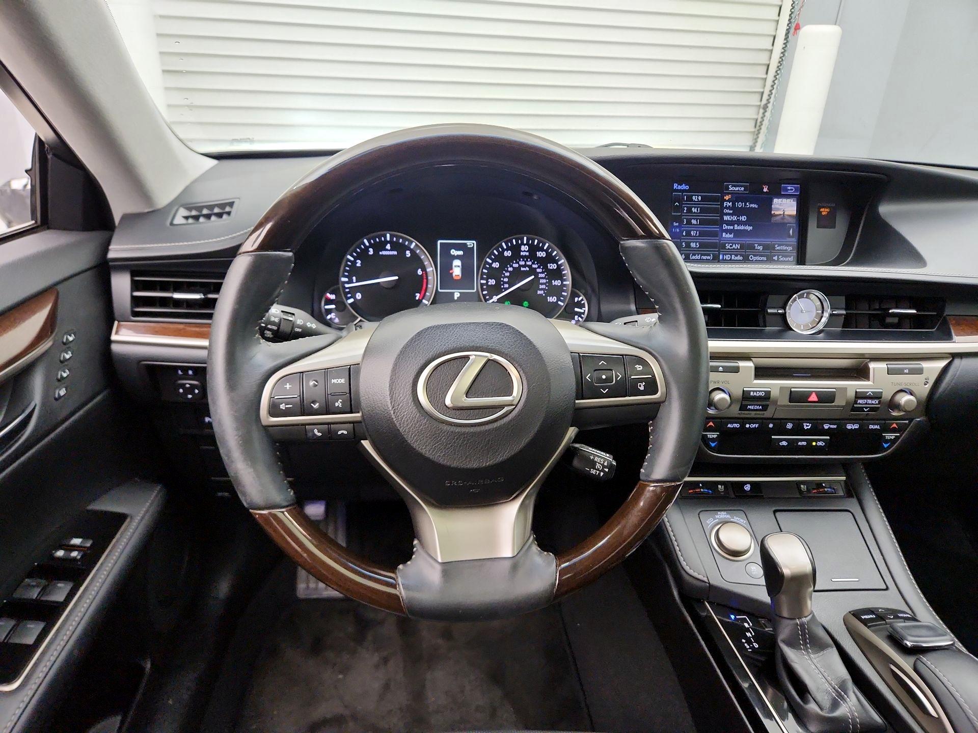 Thumbnail: 2016 Lexus ES - 10
