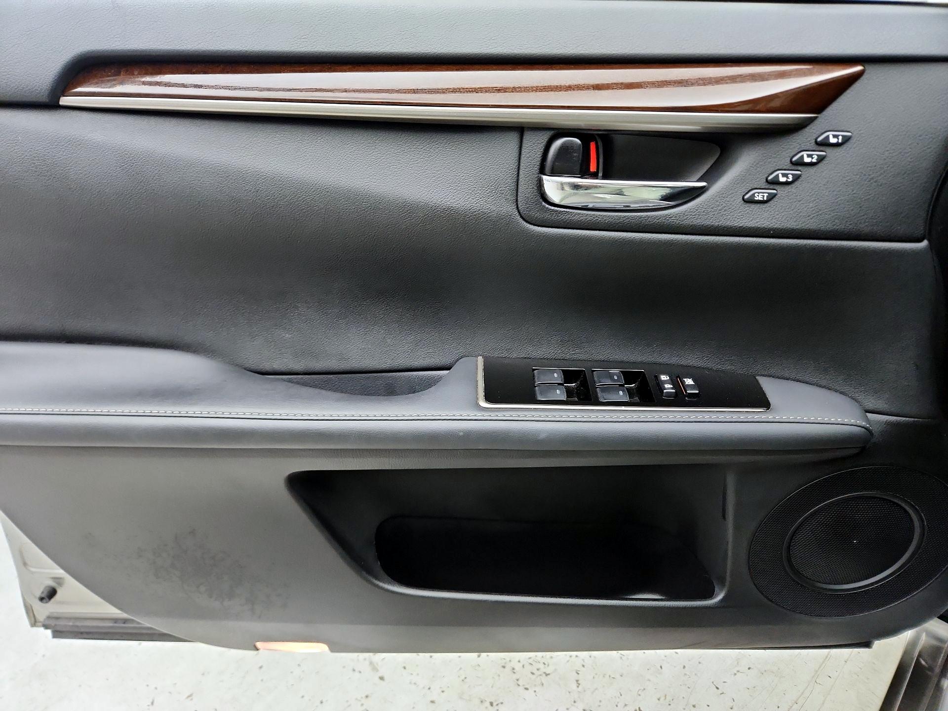 Thumbnail: 2016 Lexus ES - 12