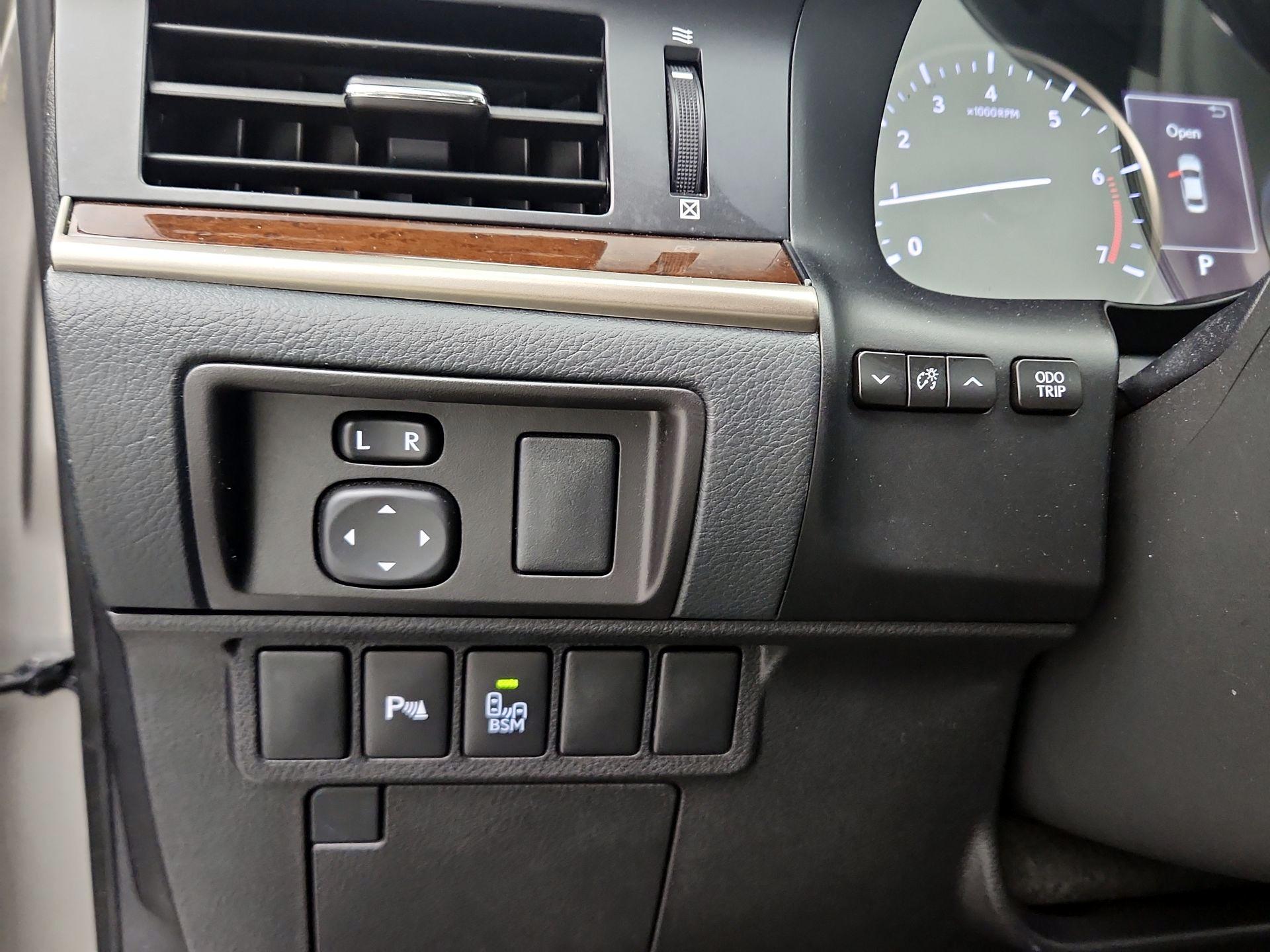 Thumbnail: 2016 Lexus ES - 13